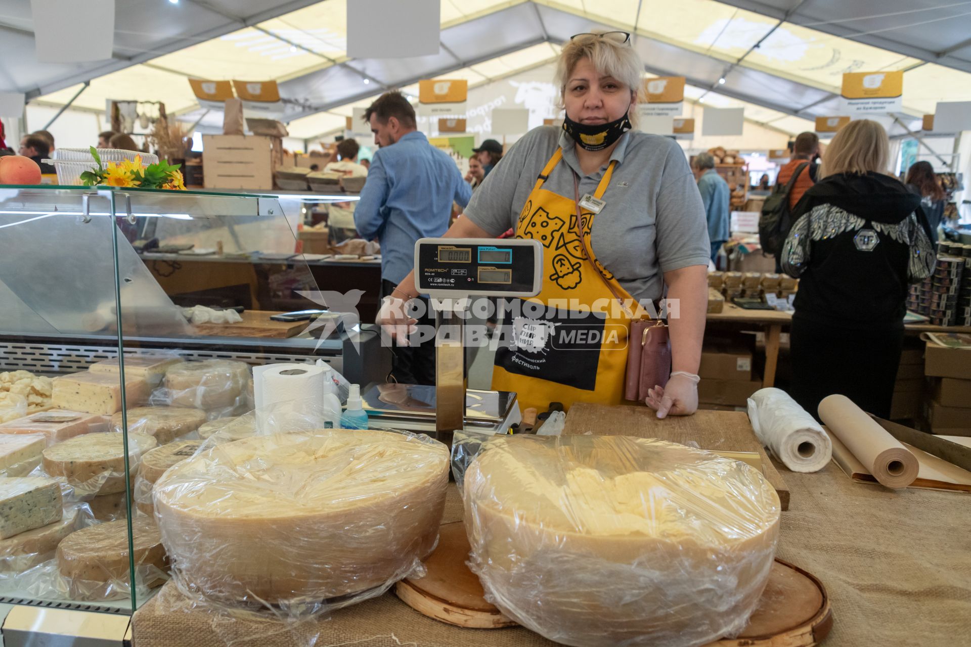 Московская область. Торговля сырами   на гастрономическом фестивале `Сыр Пир Мир`на территории Истринской сыроварни в деревне Дубровское.