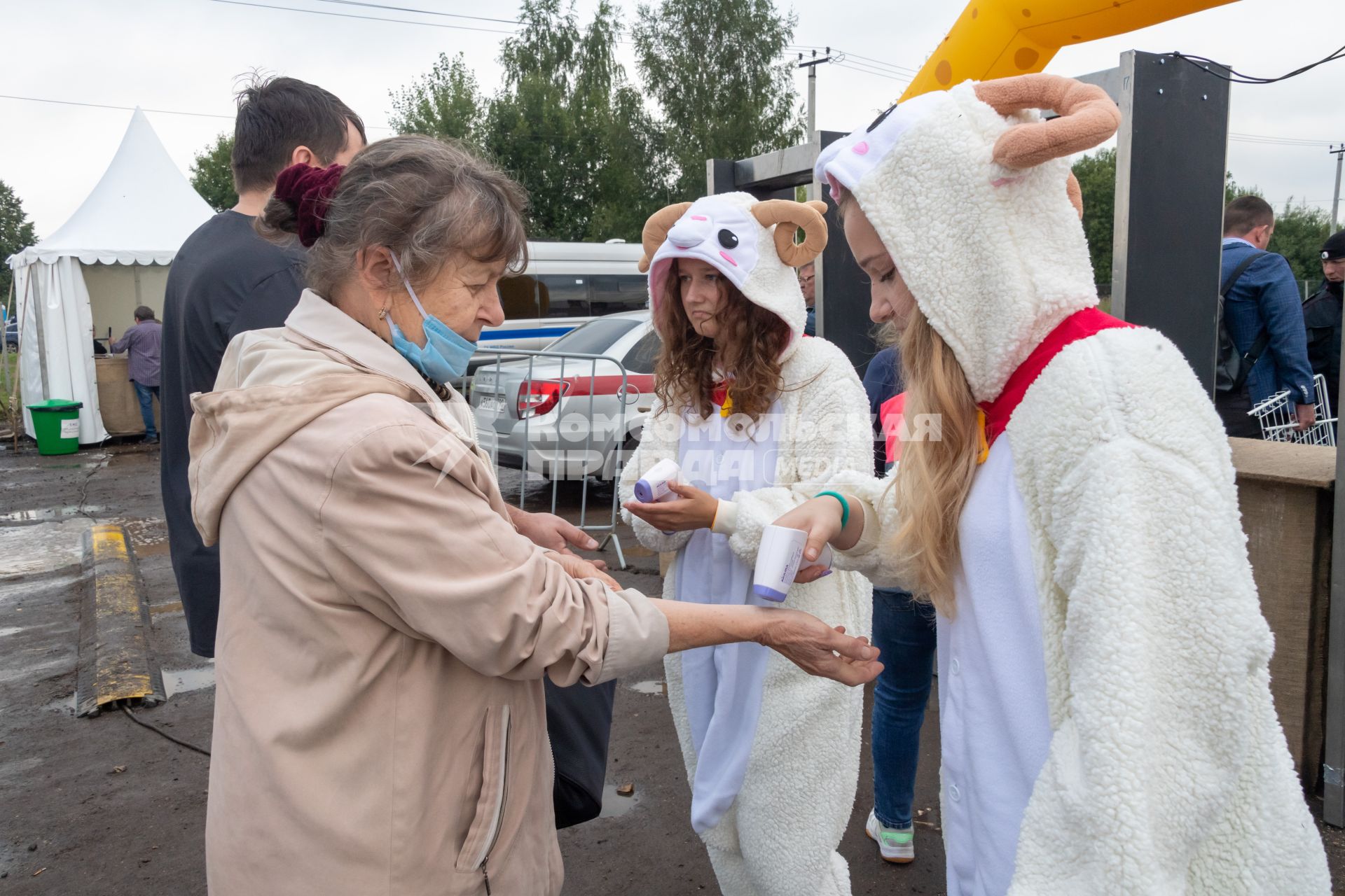 Московская область.  Термометрия посетителей гастрономического  фестиваля `Сыр Пир Мир`на территории Истринской сыроварни в деревне Дубровское.