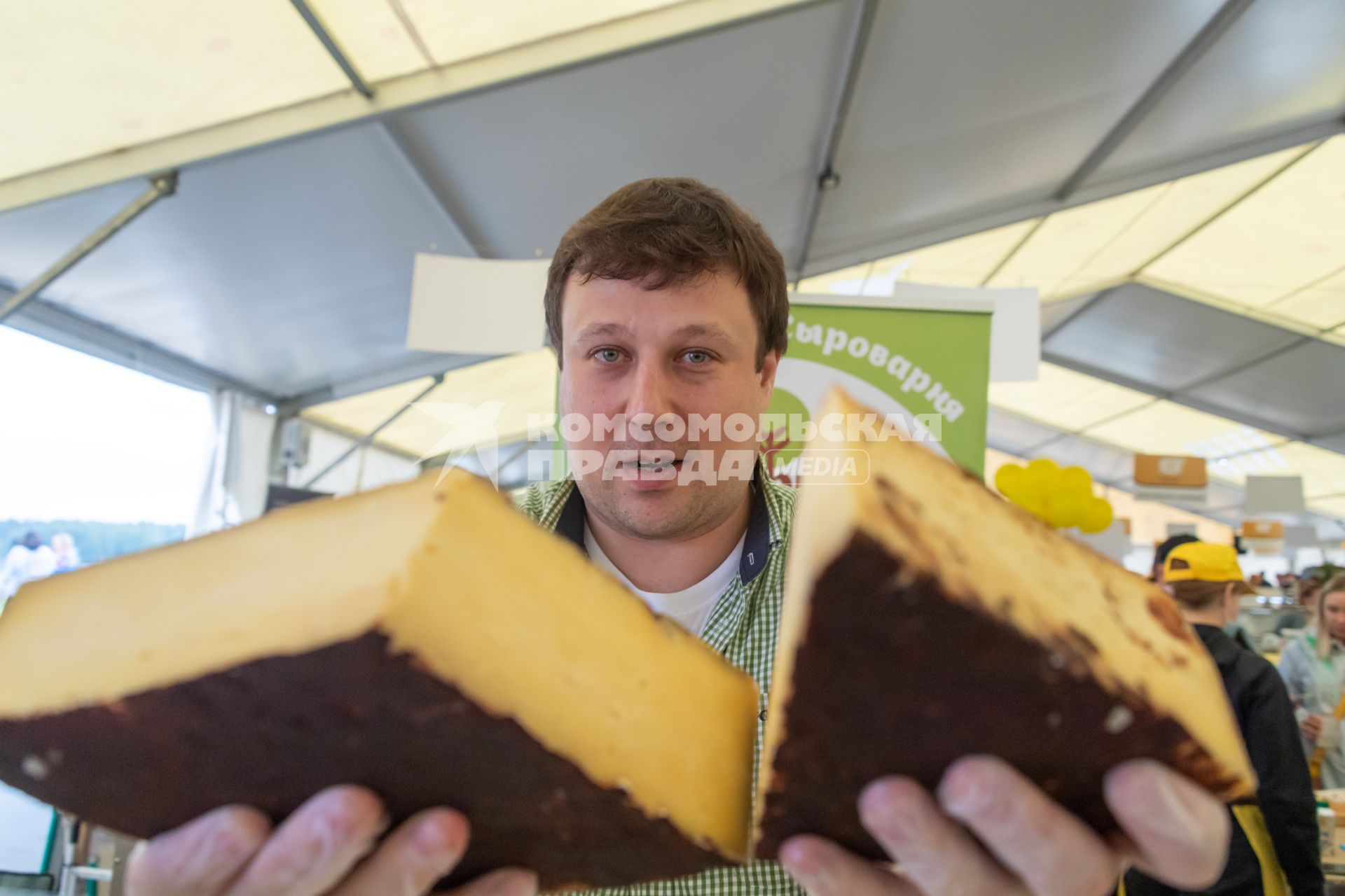 Московская область. Торговля сырами   на гастрономическом фестивале `Сыр Пир Мир`на территории Истринской сыроварни в деревне Дубровское.