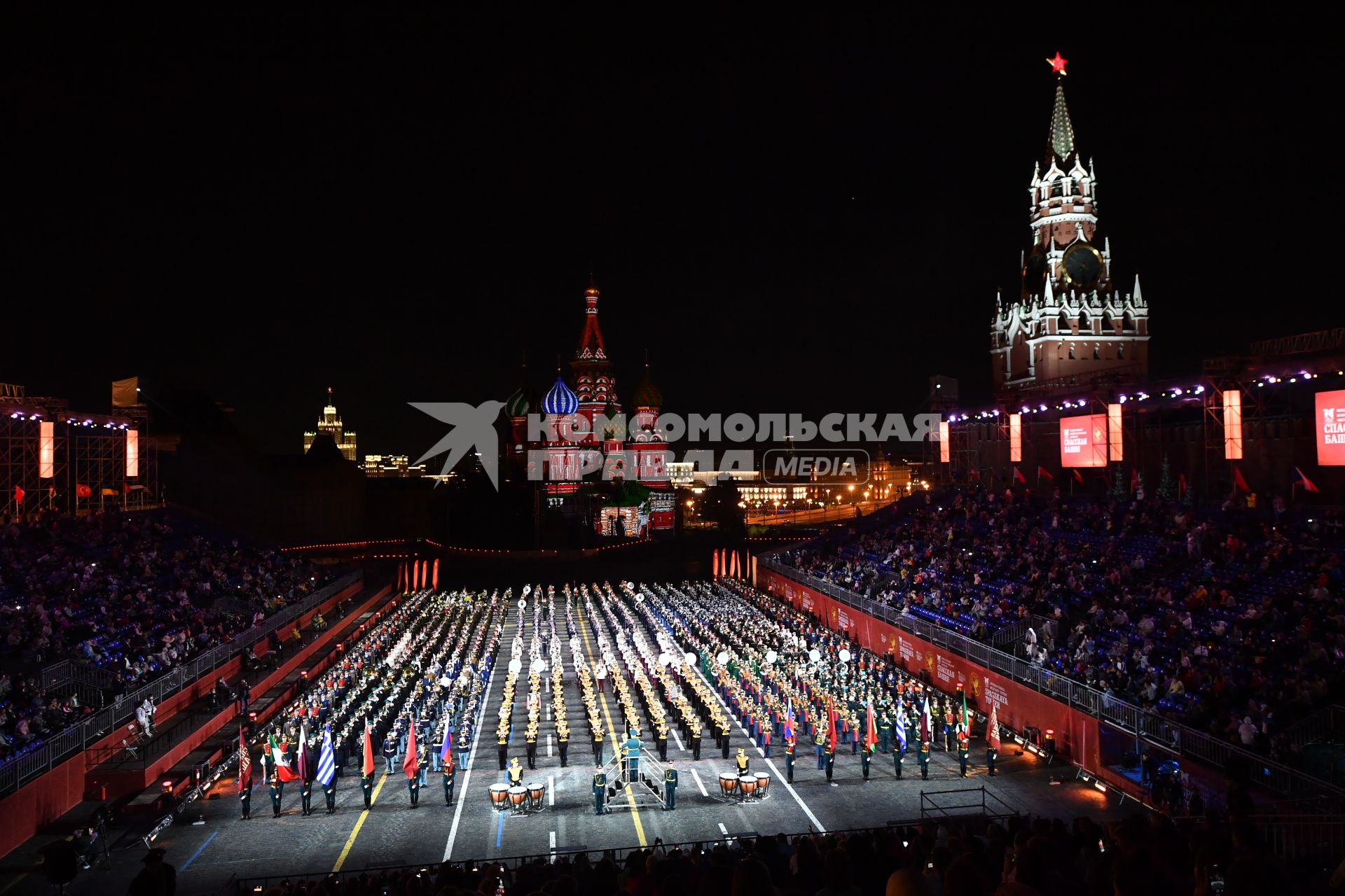 Москва. Церемония открытия XIV Международного военно-музыкального фестиваля `Спасская башня` на Красной площади.