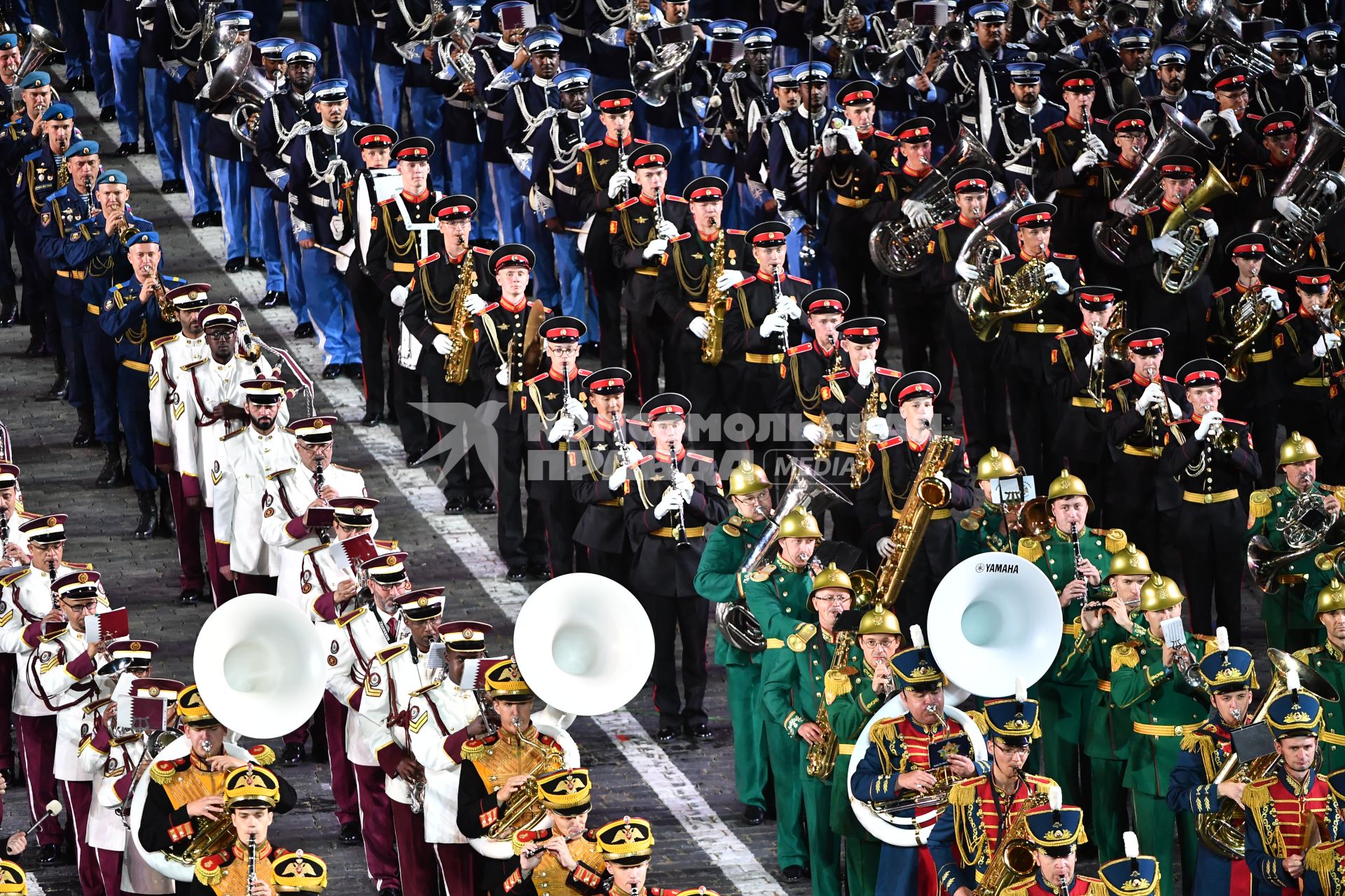 Москва. Военнослужащие на церемонии открытия XIV Международного военно-музыкального фестиваля `Спасская башня` на Красной площади.