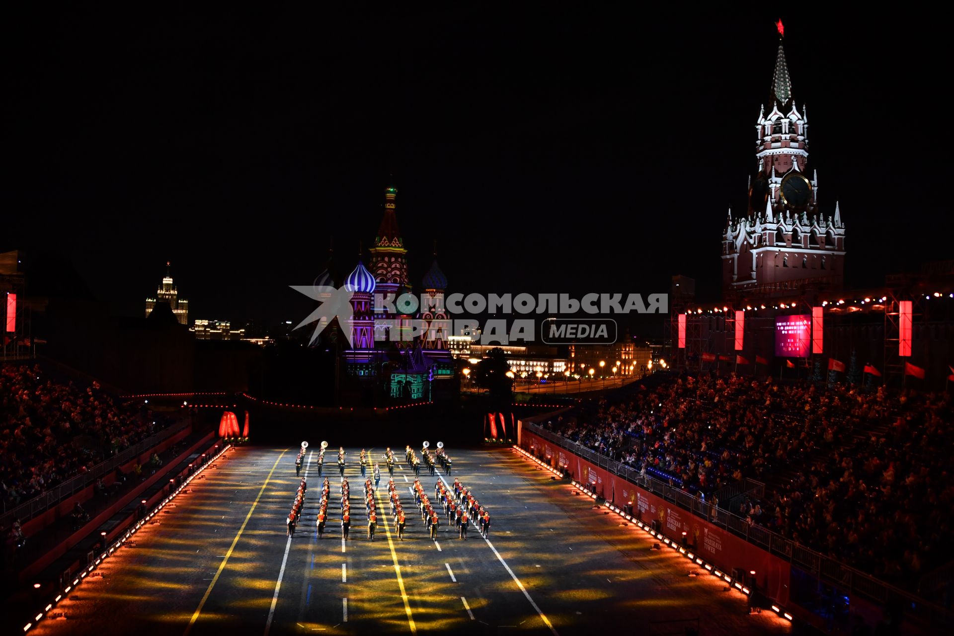 Москва. Военнослужащие роты почетного караула 154-го отдельного комендантского Преображенского полка на церемонии открытия XIV Международного военно-музыкального фестиваля `Спасская башня` на Красной площади.