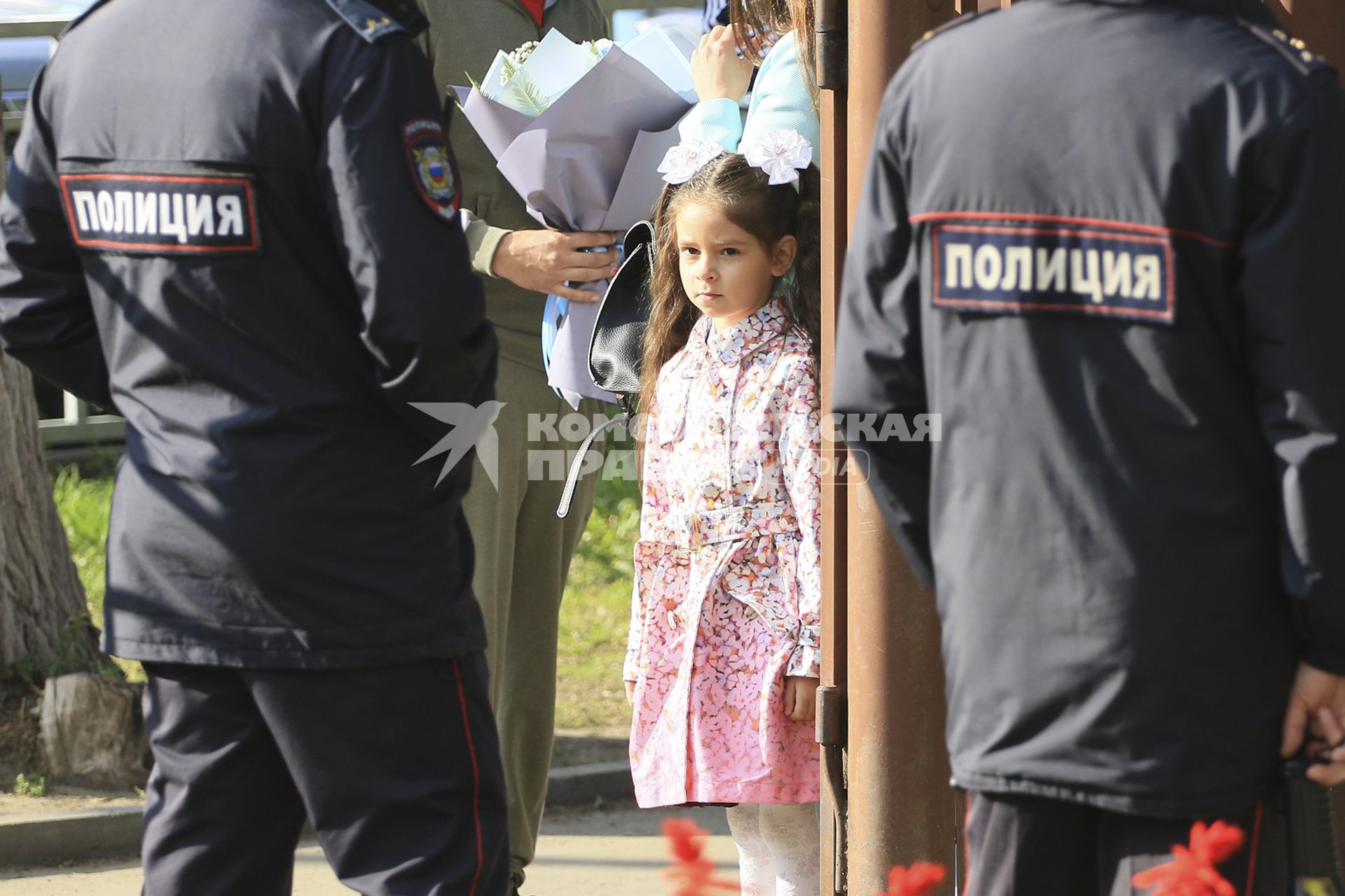 Барнаул. Девочка перед торжественной линейкой, посвященной Дню знаний.