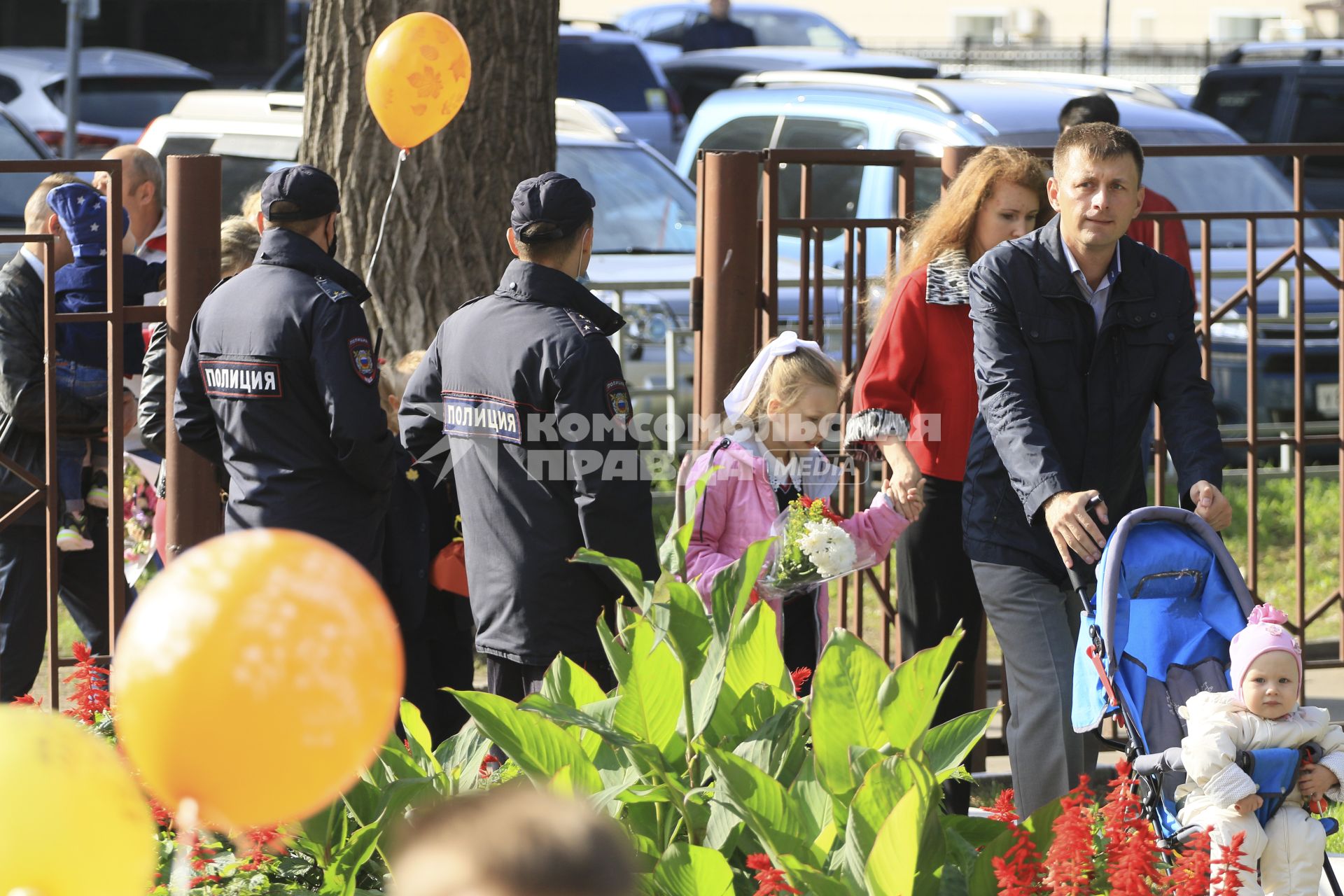 Барнаул. Дети с родителями перед торжественной линейкой, посвященной Дню знаний.