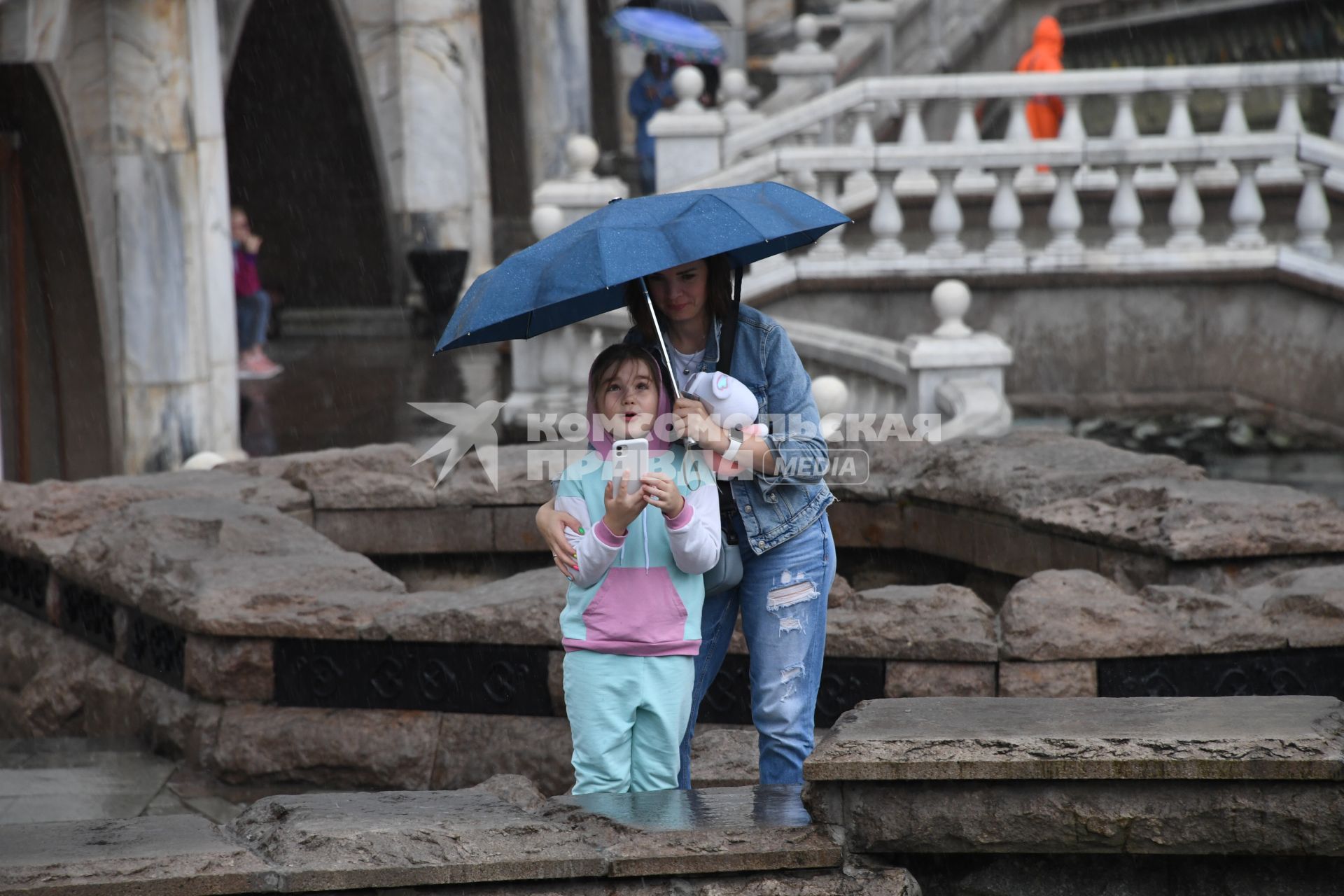 Москва.  Женщина с девочкой у фонтана на Манежной площади.