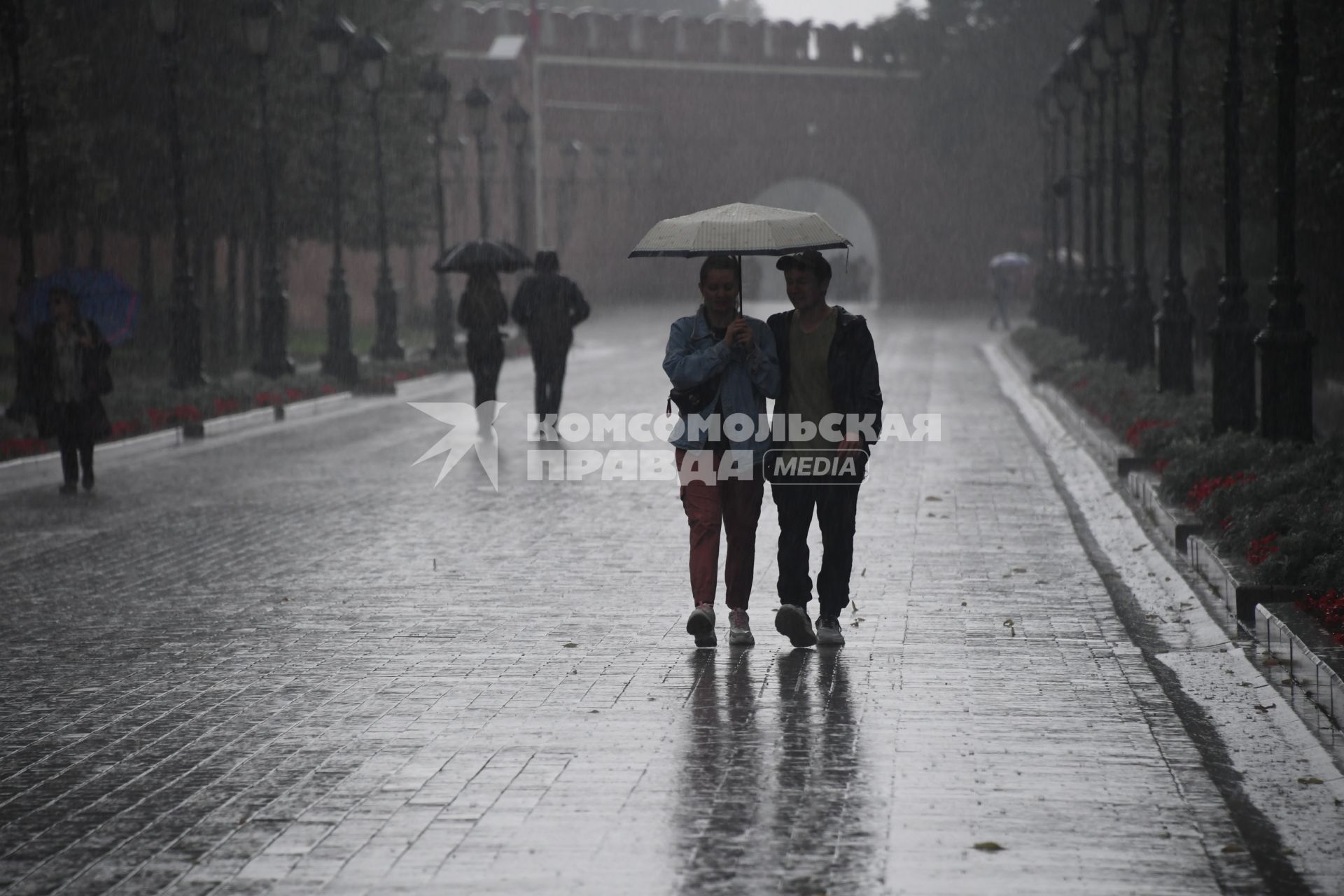 Москва. Прохожие под дождем в Александровском саду.