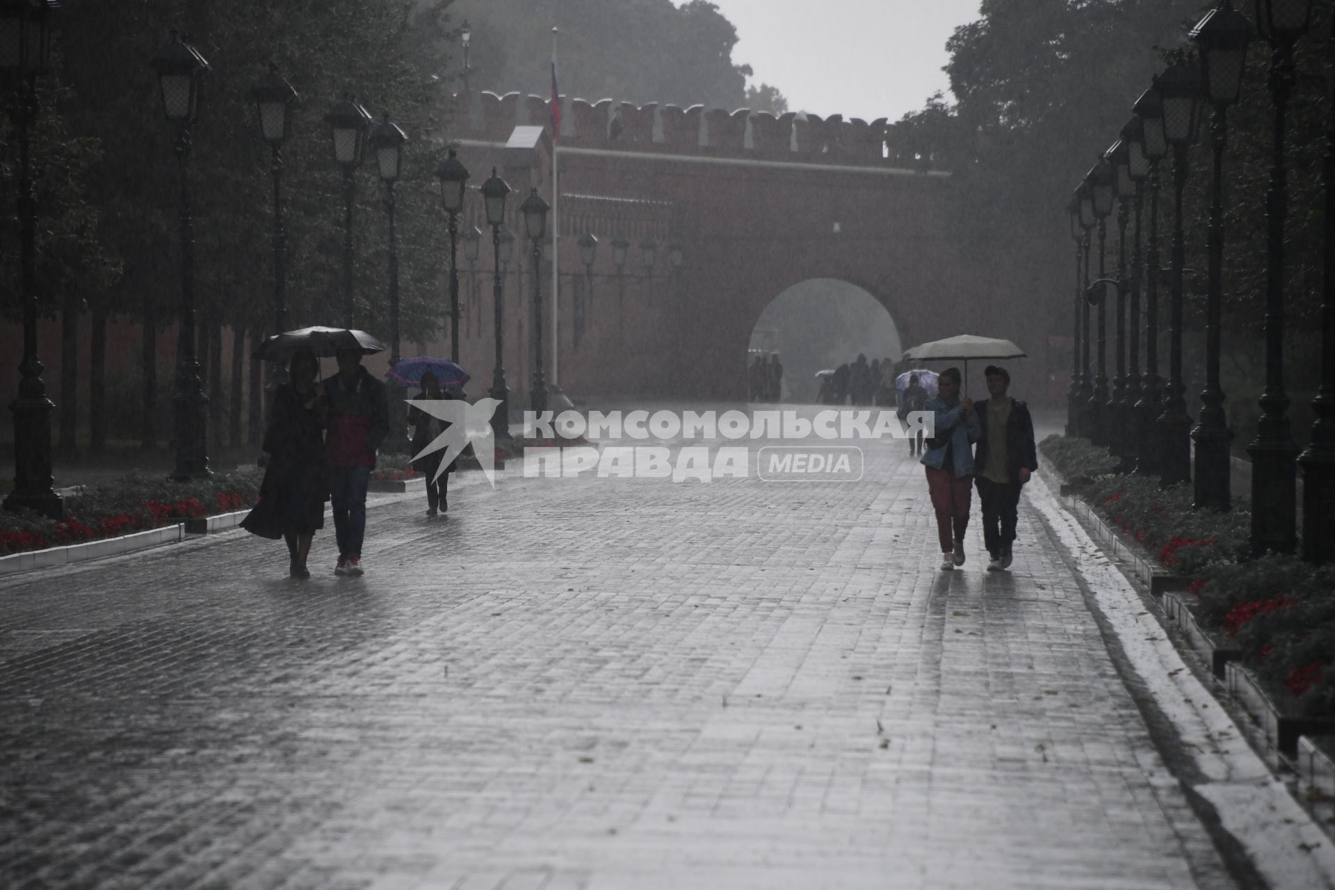 Москва. Прохожие под дождем в Александровском саду.