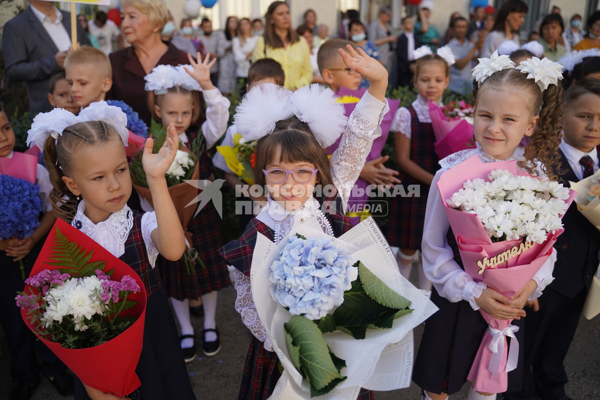 Самара. Первоклассники на торжественной линейке, посвященной Дню знаний.