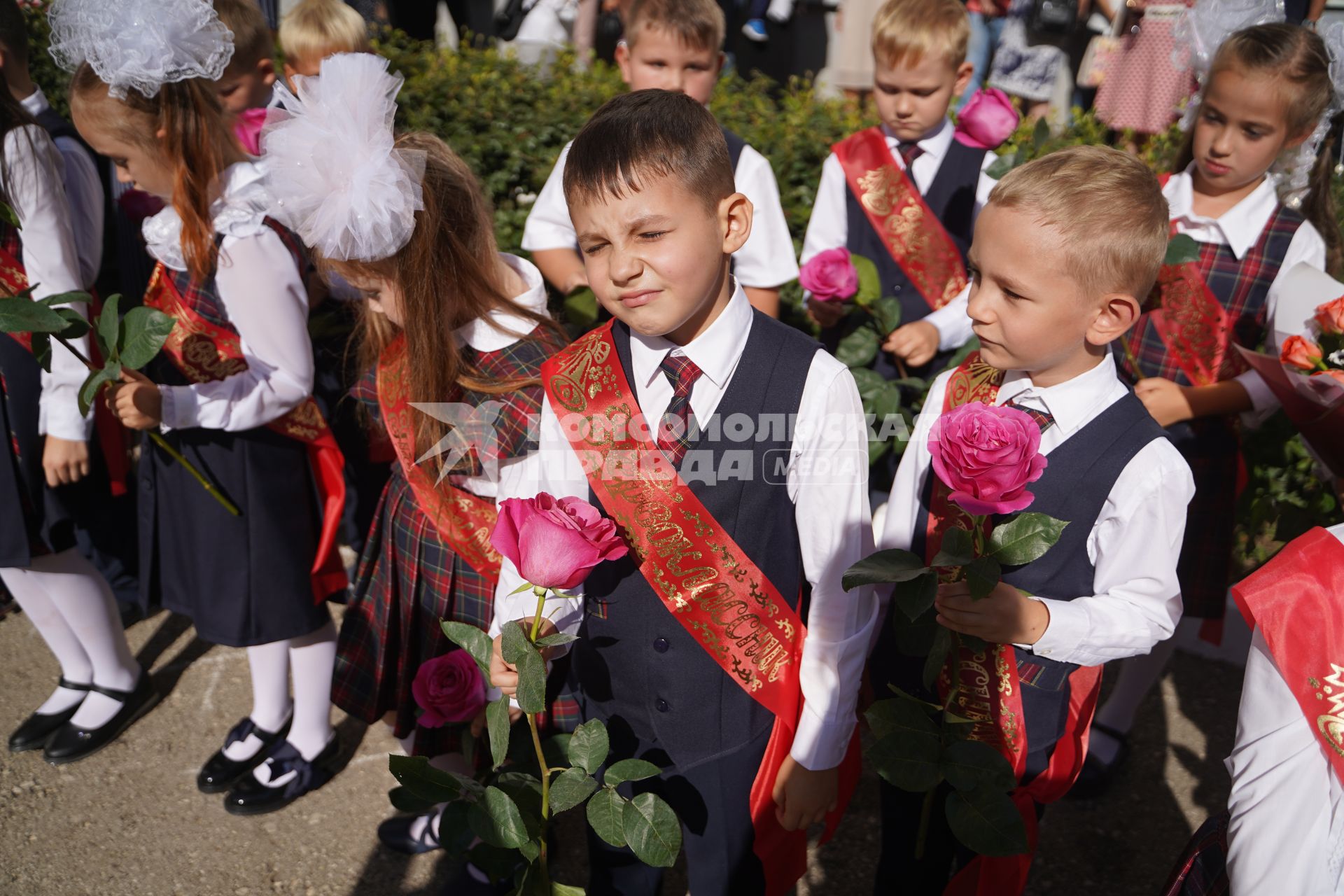 Самара. Первоклассники на торжественной линейке, посвященной Дню знаний.