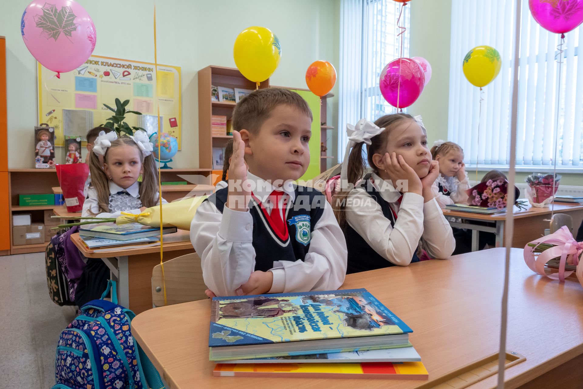 Санкт-Петербург. Первоклассники на ознакомительном уроке после торжественной линейки, посвященной Дню знаний.