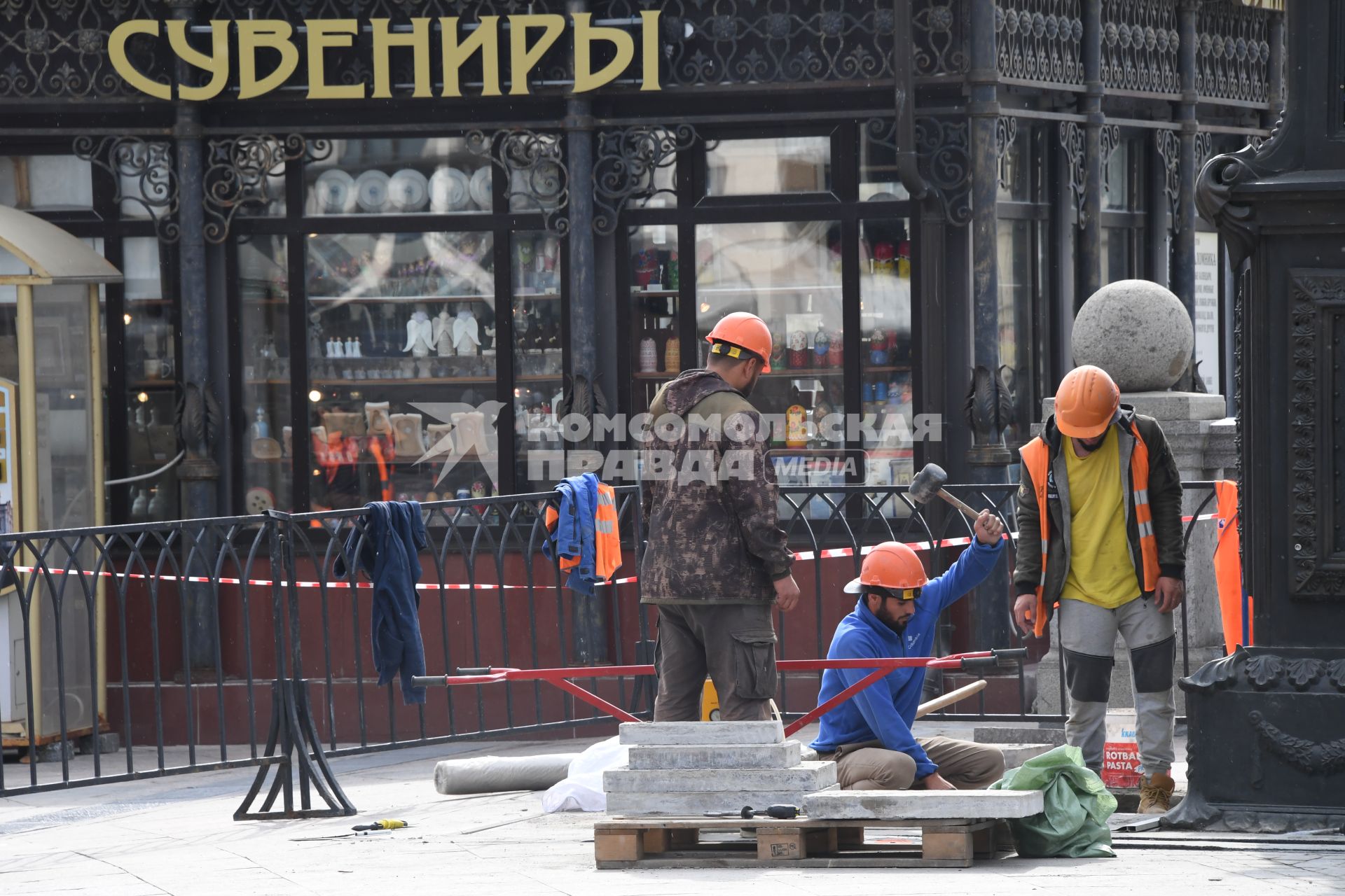 Москва. Рабочие проводят ремонтные работы на Манежной площади.