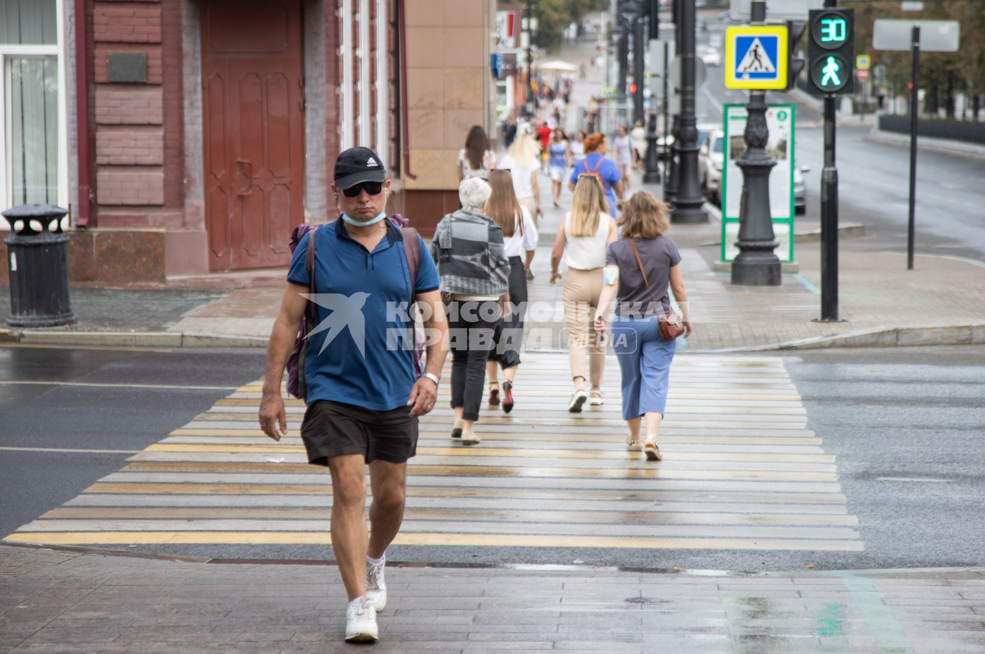 Пермь. Люди переходят дорогу по пешеходному переходу.