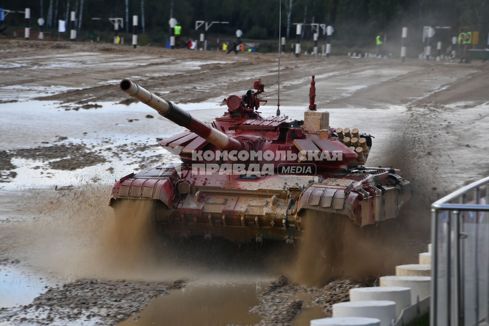 Московская область. Алабино. Танк Т-72Б3 команды военнослужащих Азербайджана  во время финальных соревнований танковых экипажей в рамках конкурса `Танковый биатлон-2021` на полигоне  Алабино  в рамках VII Армейских международных игр `АрМИ-2021`.