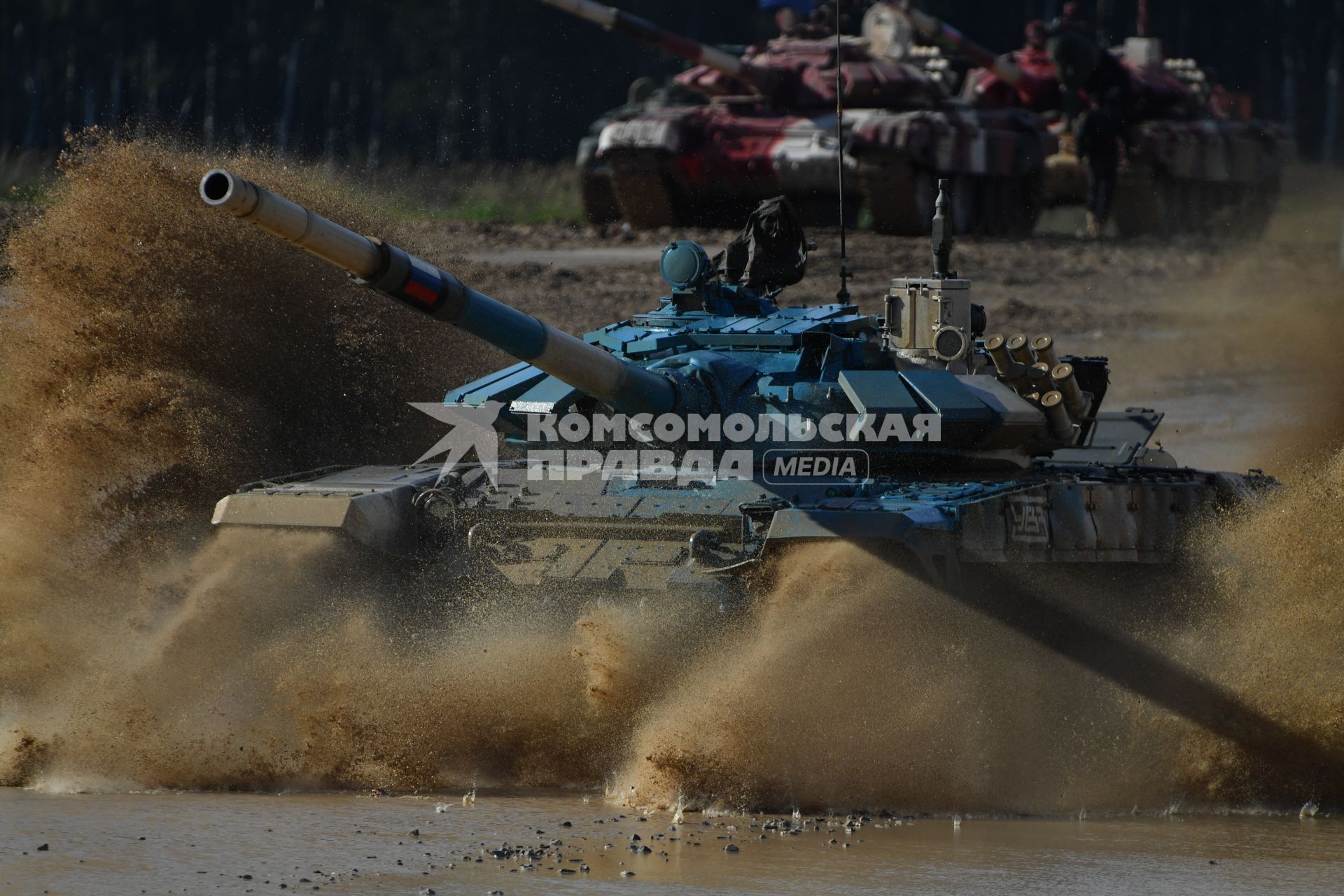 Московская область. Алабино. Экипаж из России на танке Т-72Б3  во время финальных соревнований танковых экипажей в рамках конкурса `Танковый биатлон-2021` на полигоне  Алабино  в рамках VII Армейских международных игр `АрМИ-2021`.