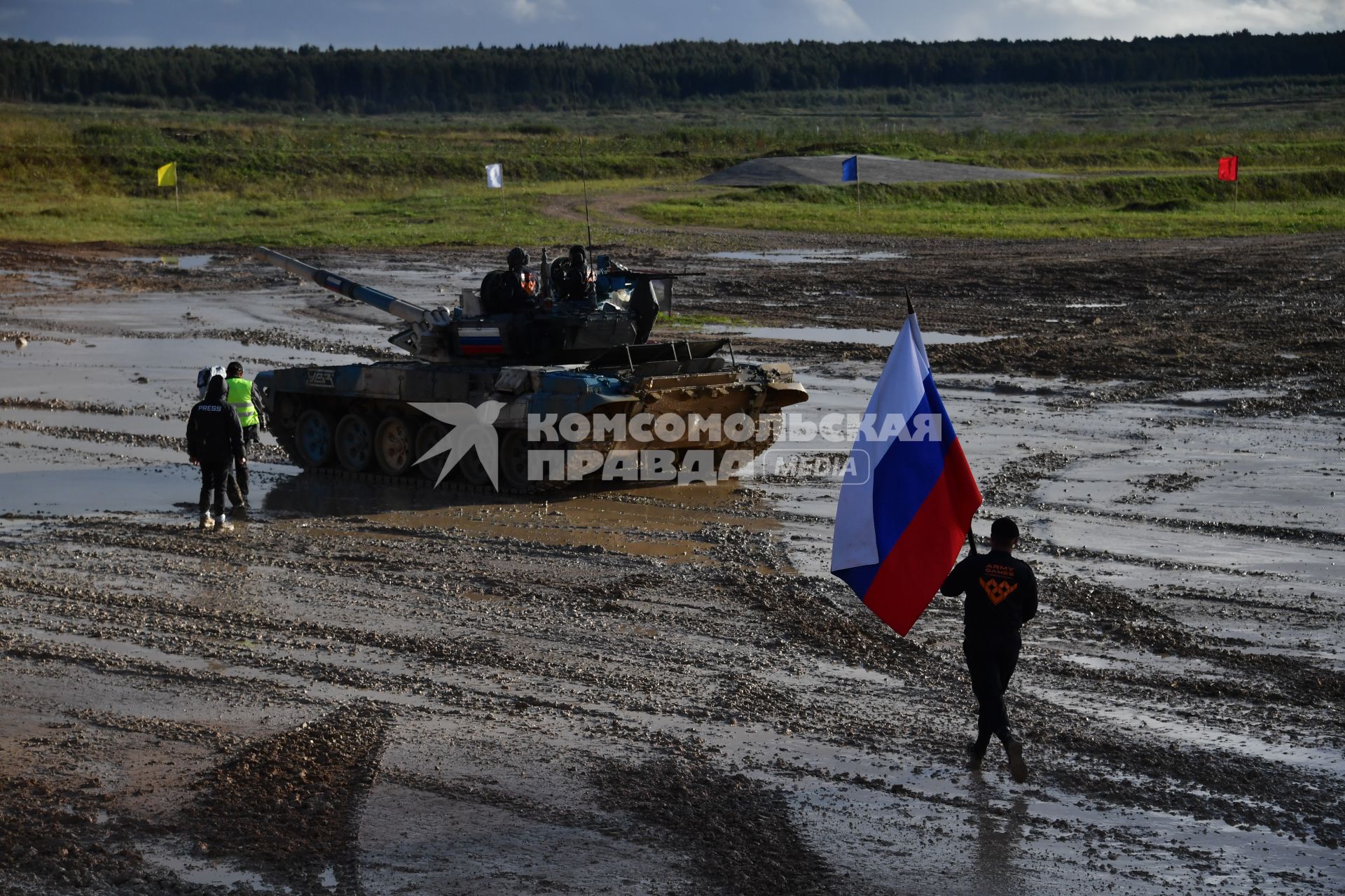 Московская область. Алабино. Экипаж из России на танке Т-72Б3  во время финальных соревнований танковых экипажей в рамках конкурса `Танковый биатлон-2021` на полигоне  Алабино  в рамках VII Армейских международных игр `АрМИ-2021`.