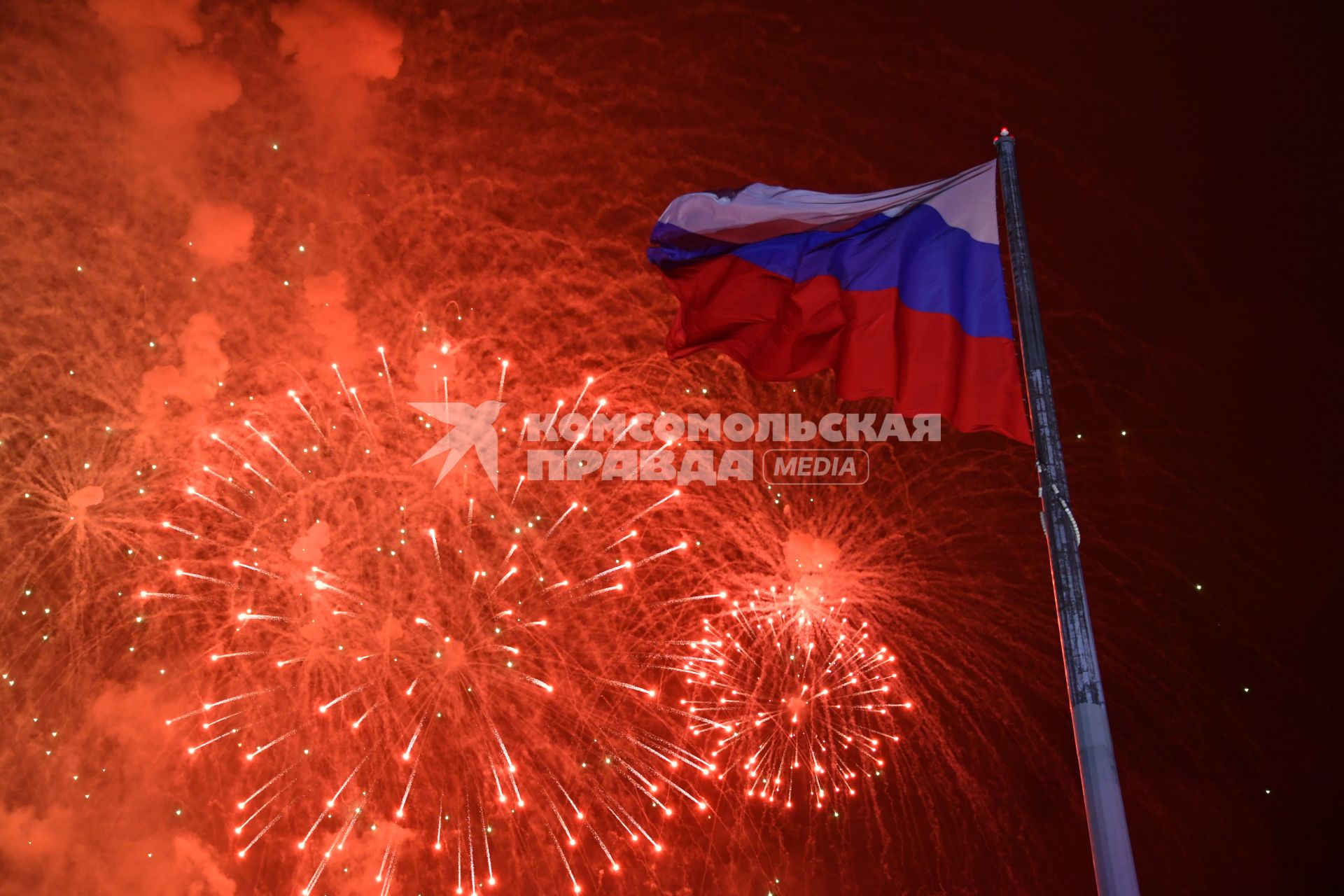 Московская область. Алабино.  Праздничный салют после  финальных соревнований танковых экипажей в рамках конкурса `Танковый биатлон-2021` на полигоне  Алабино  в рамках VII Армейских международных игр `АрМИ-2021`.