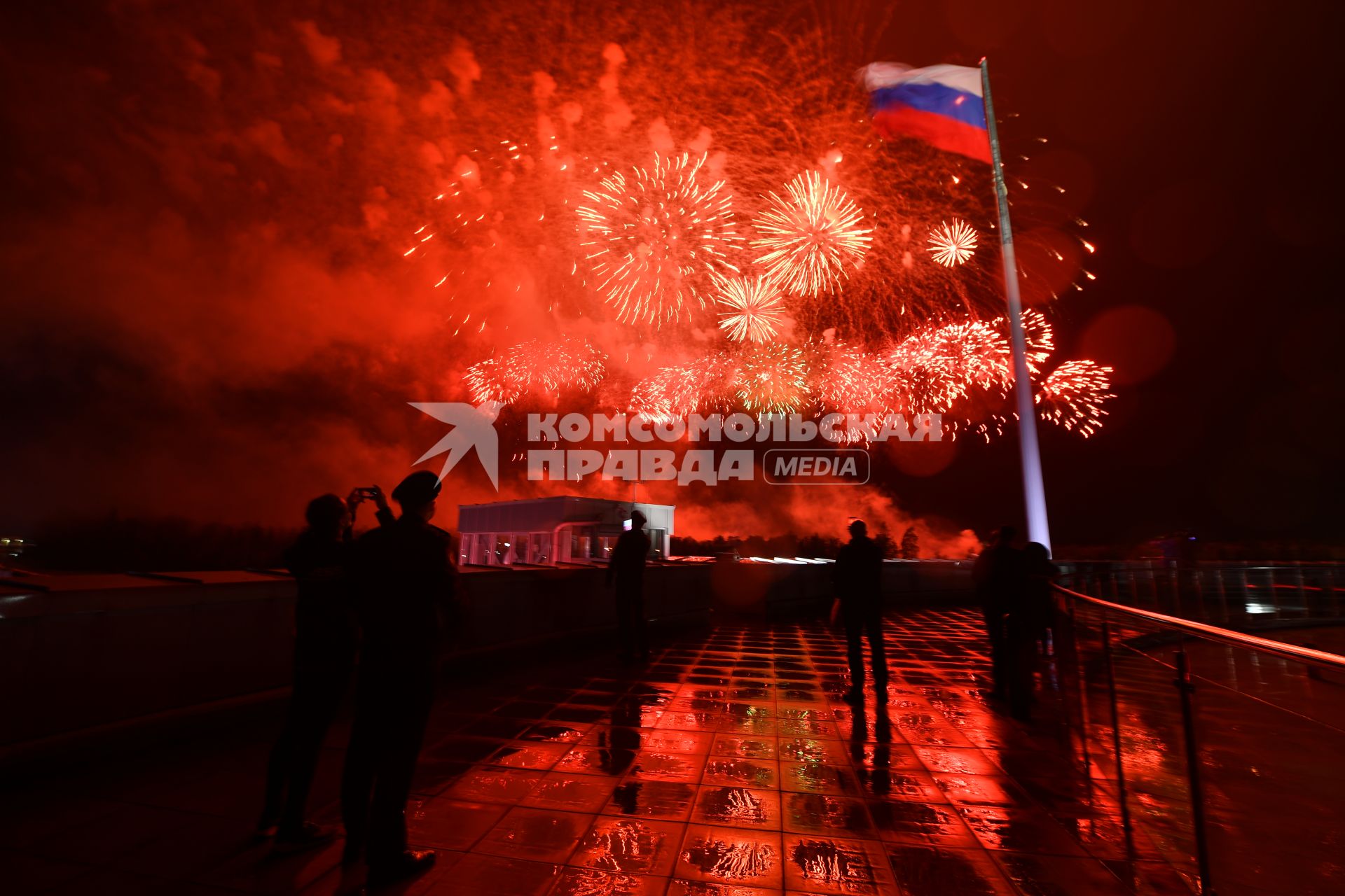 Московская область. Алабино.  Праздничный салют после  финальных соревнований танковых экипажей в рамках конкурса `Танковый биатлон-2021` на полигоне  Алабино  в рамках VII Армейских международных игр `АрМИ-2021`.