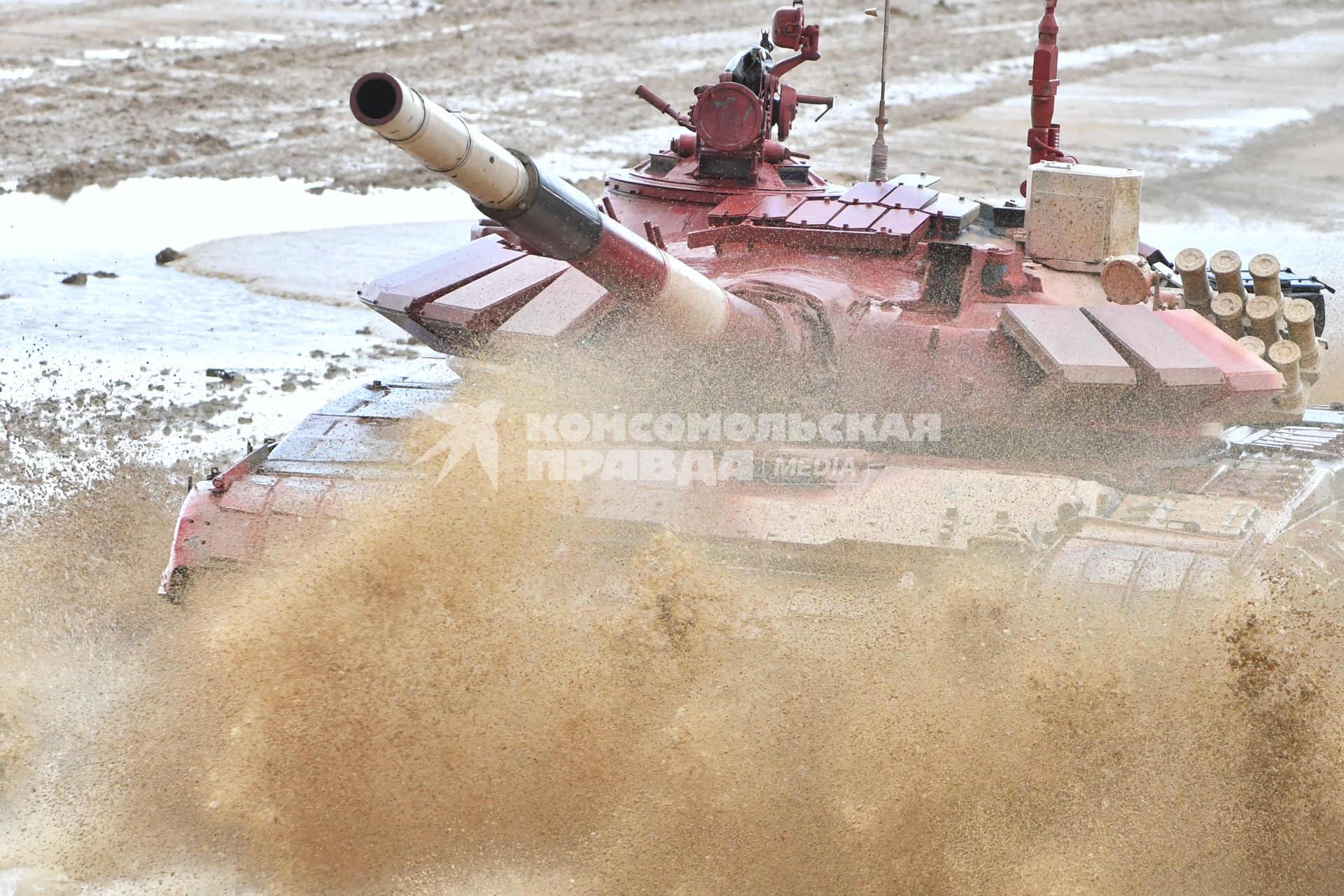 Московская область. Алабино. Танк Т-72Б3 команды военнослужащих Азербайджана  во время финальных соревнований танковых экипажей в рамках конкурса `Танковый биатлон-2021` на полигоне  Алабино  в рамках VII Армейских международных игр `АрМИ-2021`.