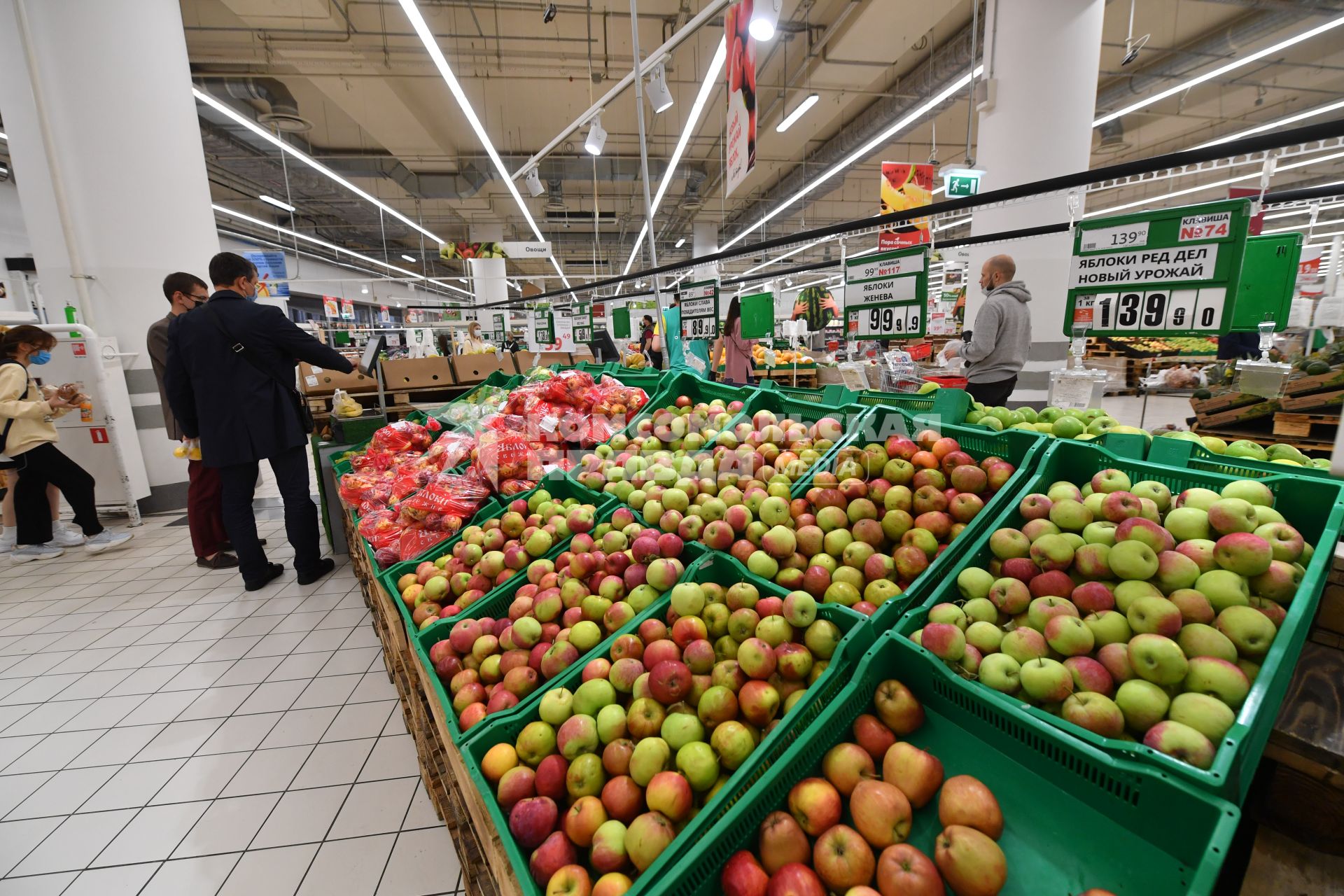 Москва. Покупатели у витрины с яблоками в  торговом зале магазина.