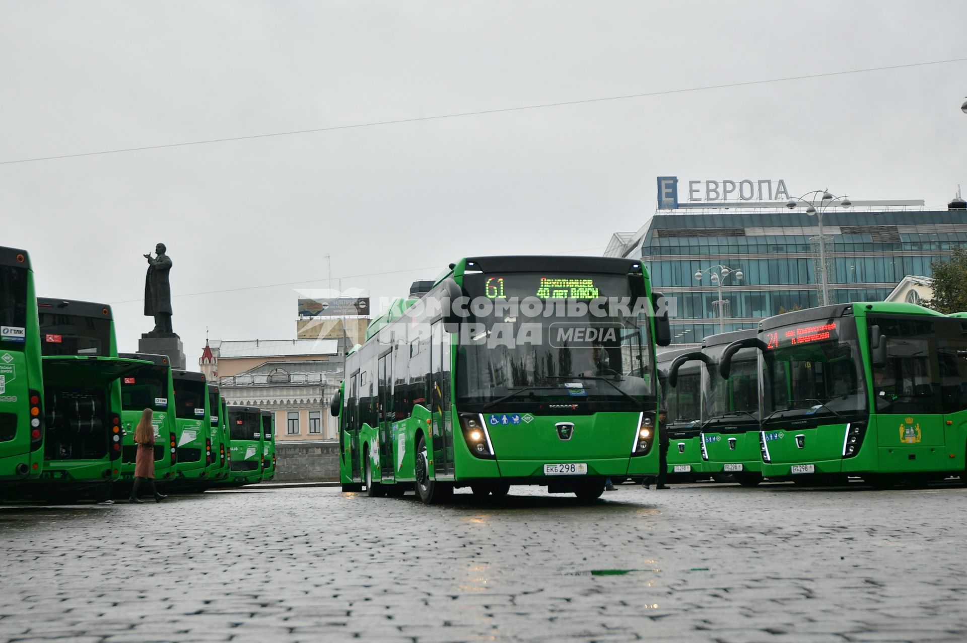 Екатеринбург. Передача новых автобусов работающих на газомоторном топливе предприятию \'Гортранс\' по программе \'Безопасные и качественные автомобильные дороги\'.