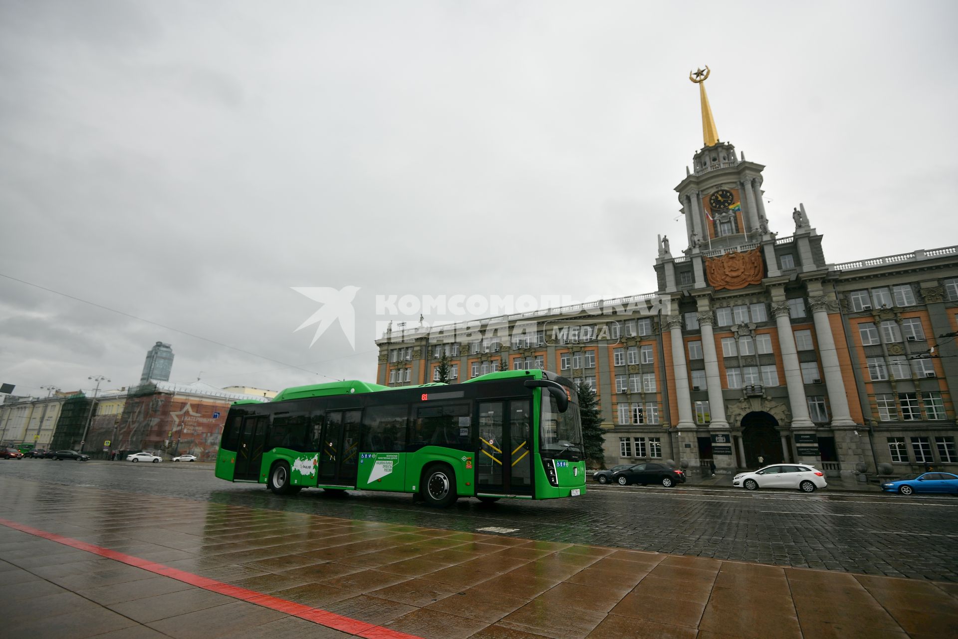 Екатеринбург. Передача новых автобусов работающих на газомоторном топливе предприятию \'Гортранс\' по программе \'Безопасные и качественные автомобильные дороги\'.