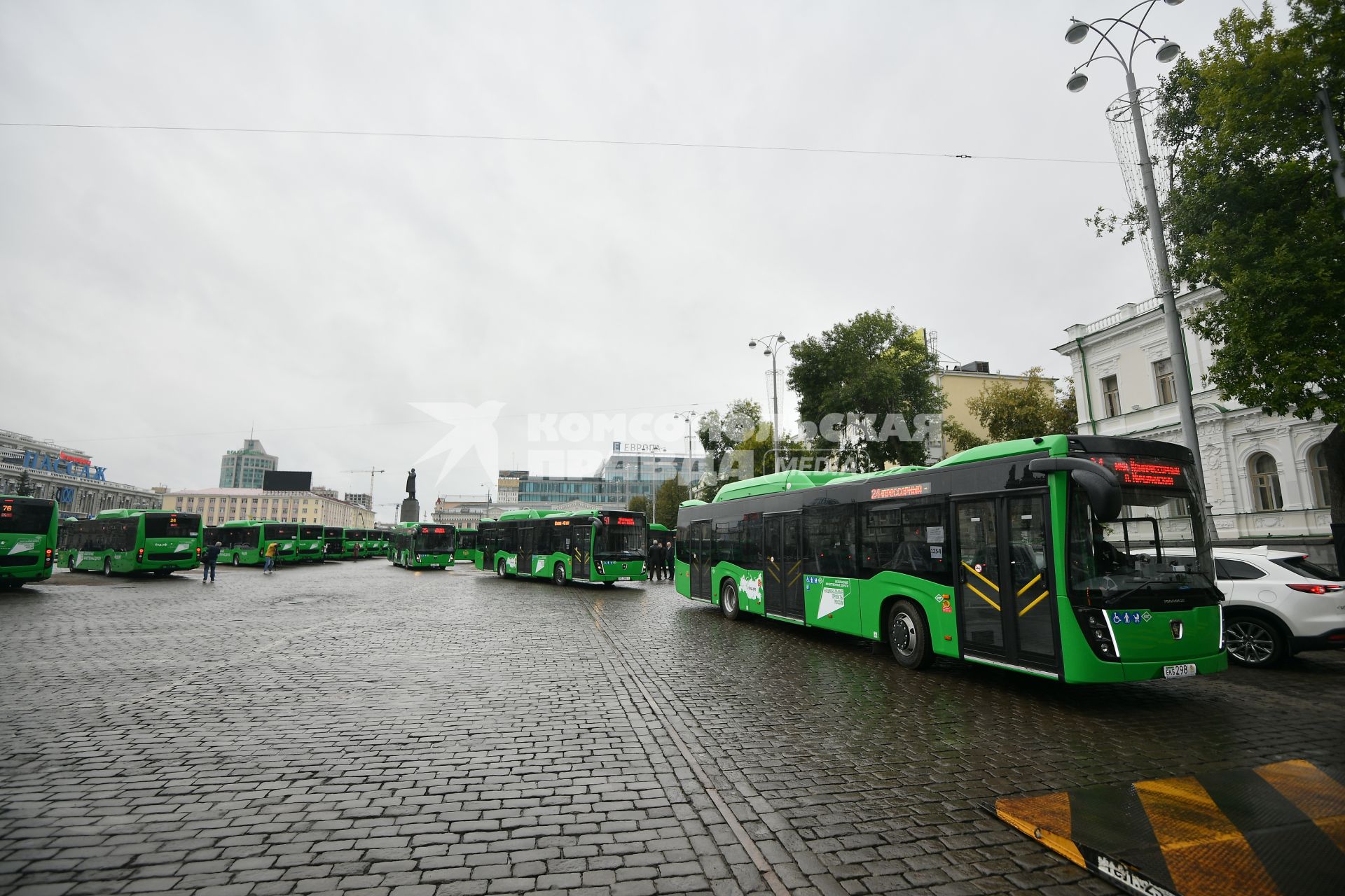 Екатеринбург. Передача новых автобусов работающих на газомоторном топливе предприятию \'Гортранс\' по программе \'Безопасные и качественные автомобильные дороги\'.