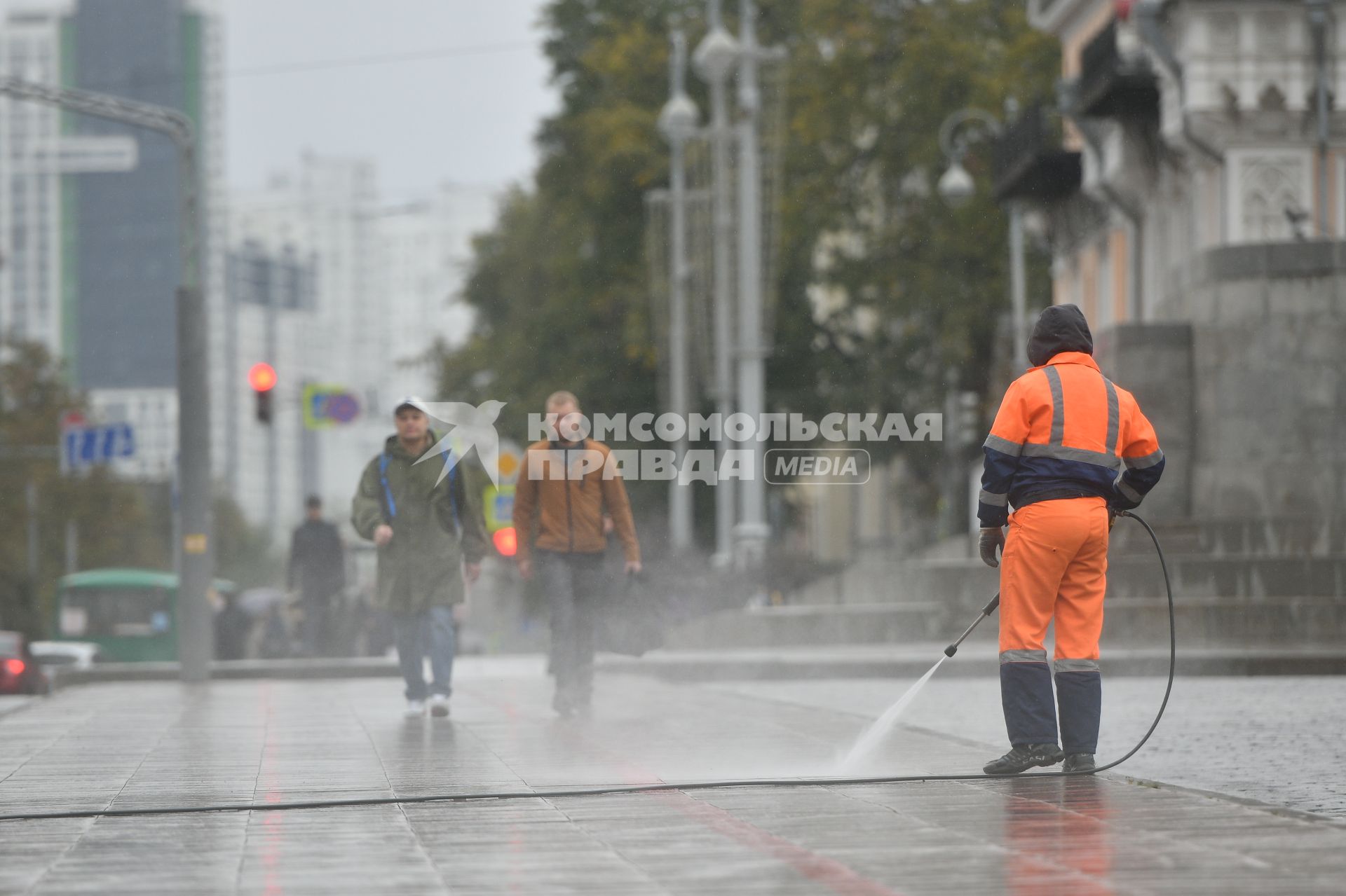 Екатеринбург. Рабочий моет тротуар