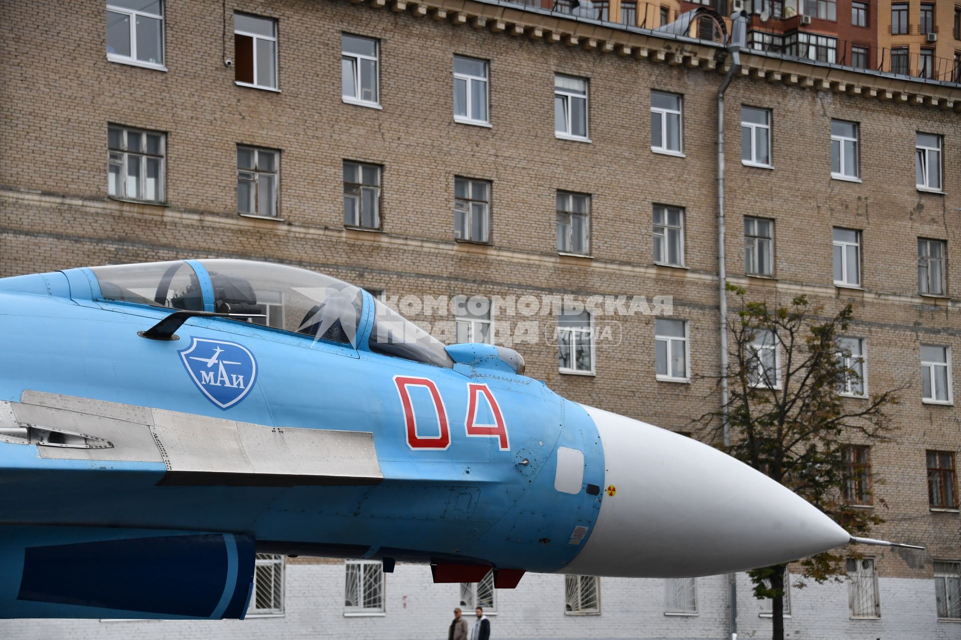 Москва. Самолет СУ-27СМ у здания ДК МАИ.