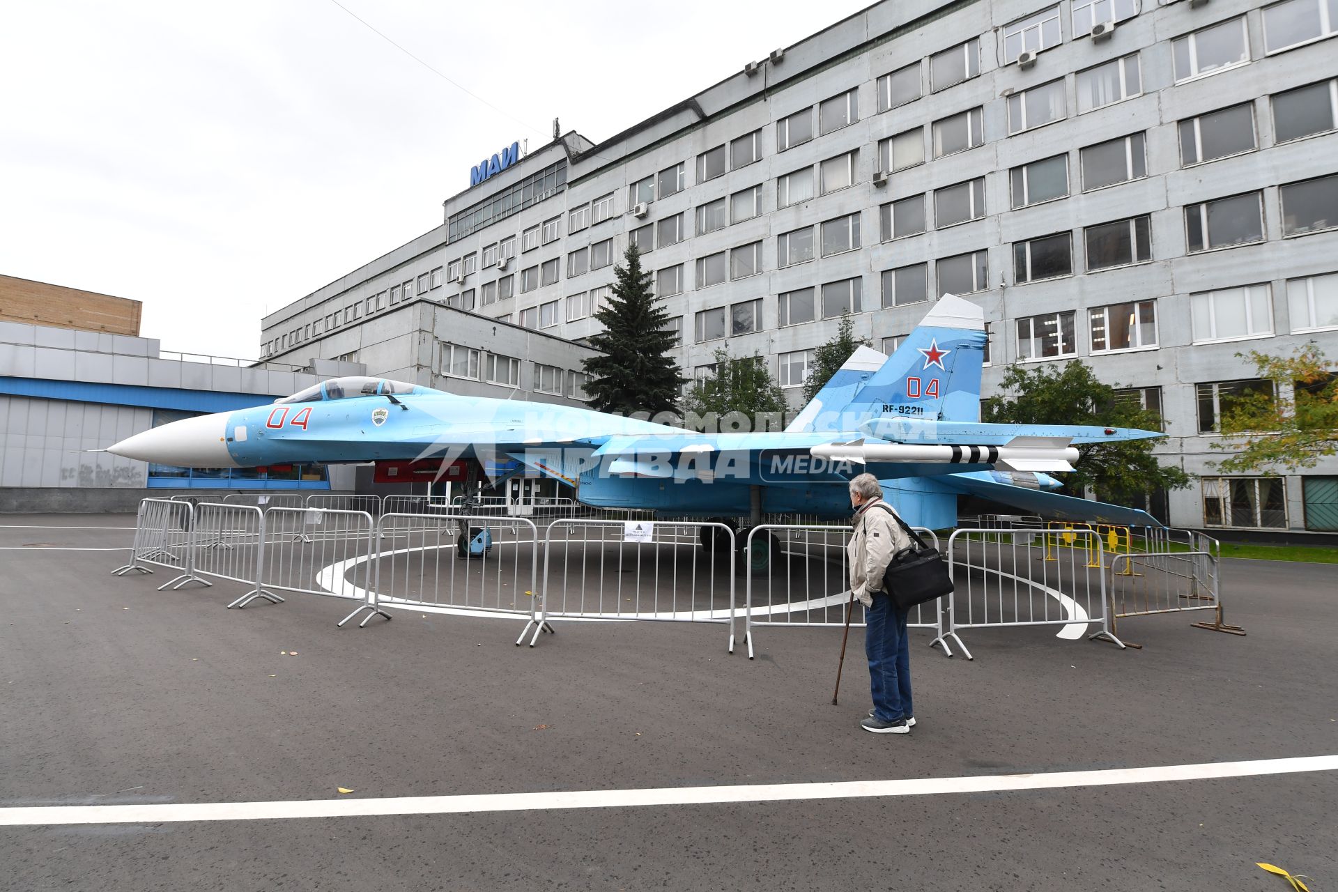 Москва. Самолет СУ-27СМ у здания ДК МАИ.