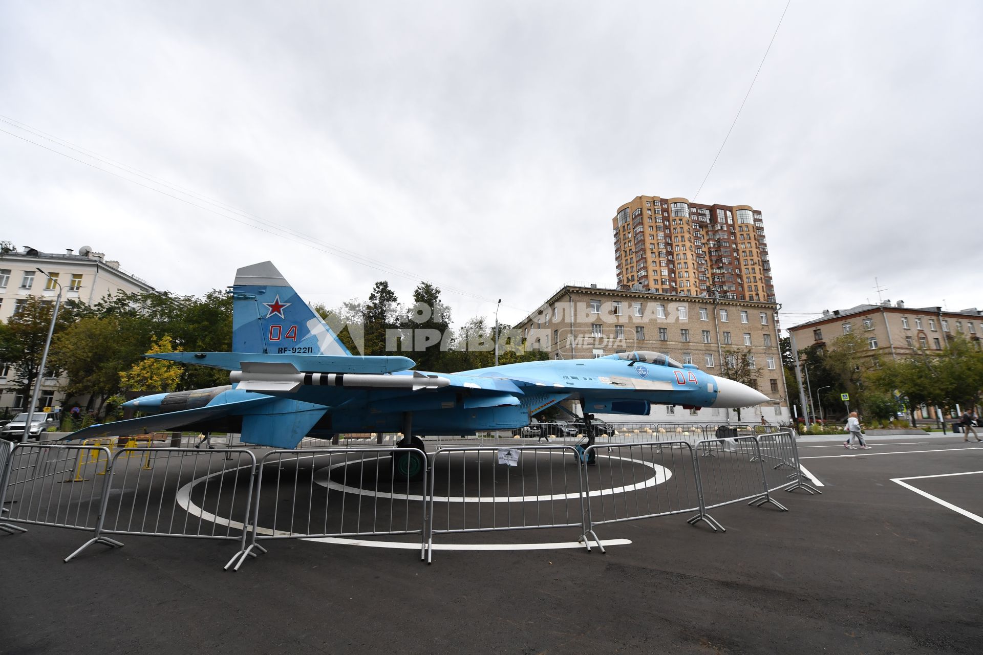 Москва. Самолет СУ-27СМ у здания ДК МАИ.