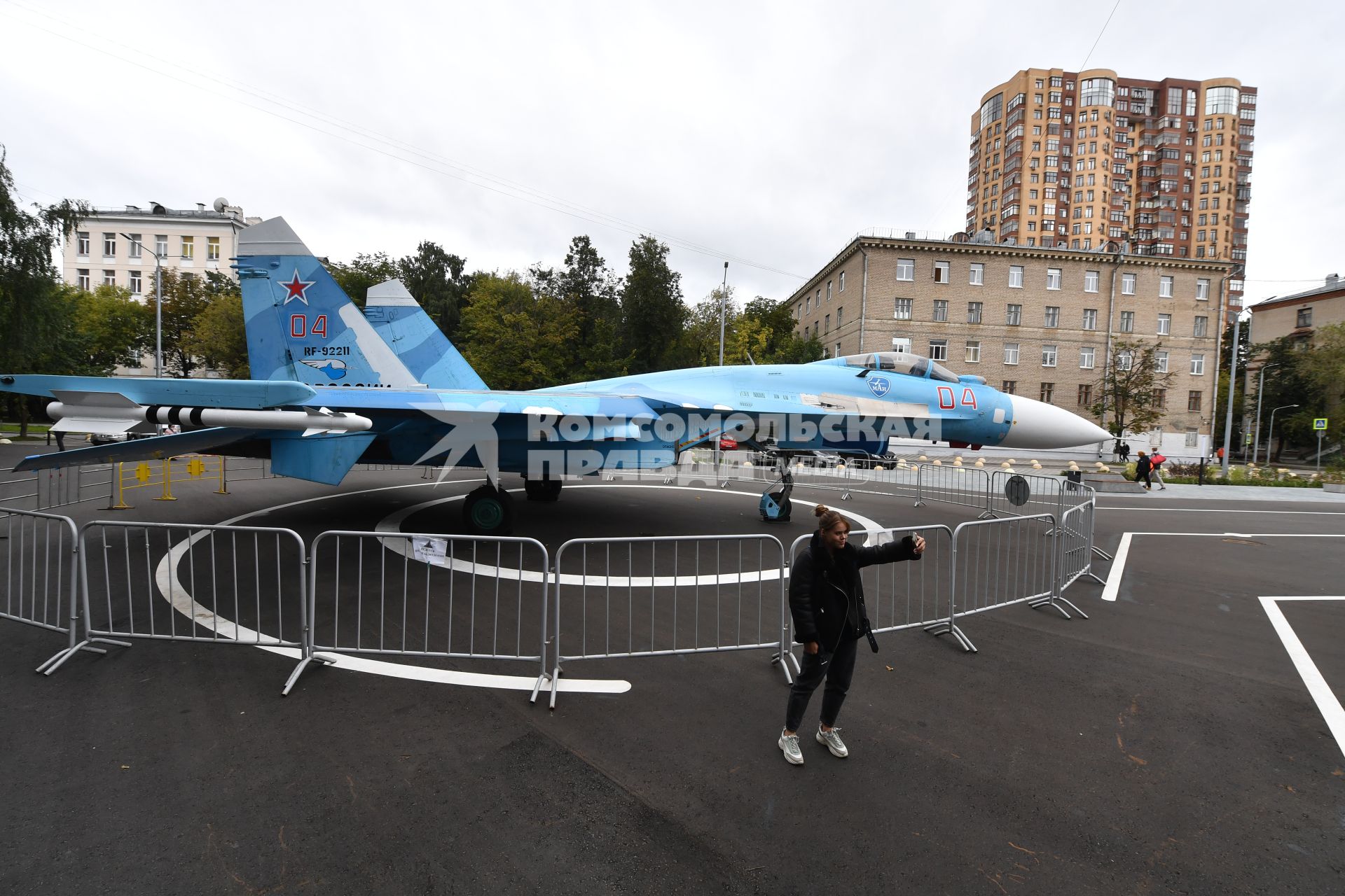 Москва. Самолет СУ-27СМ у здания ДК МАИ.