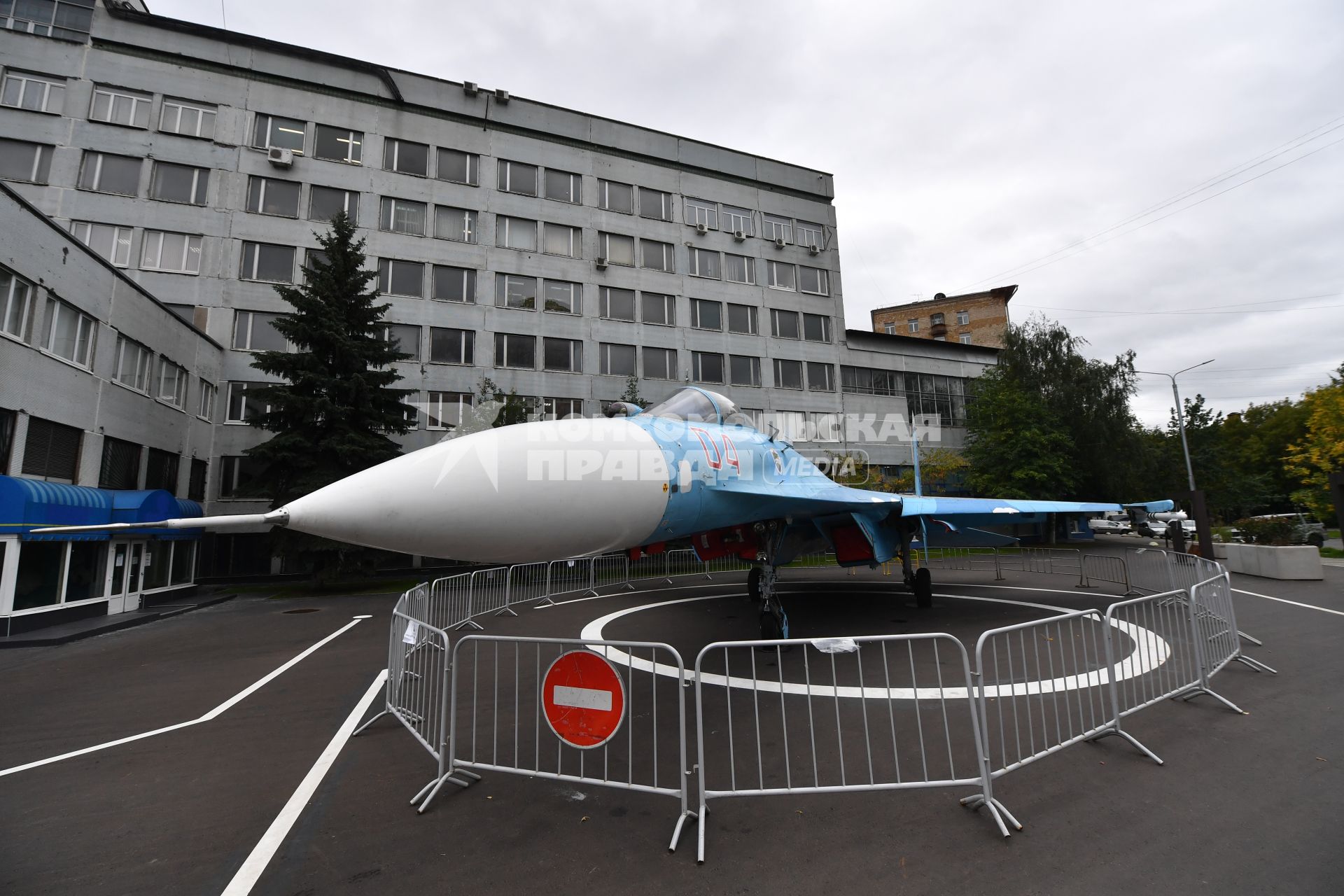 Москва. Самолет СУ-27СМ у здания ДК МАИ.