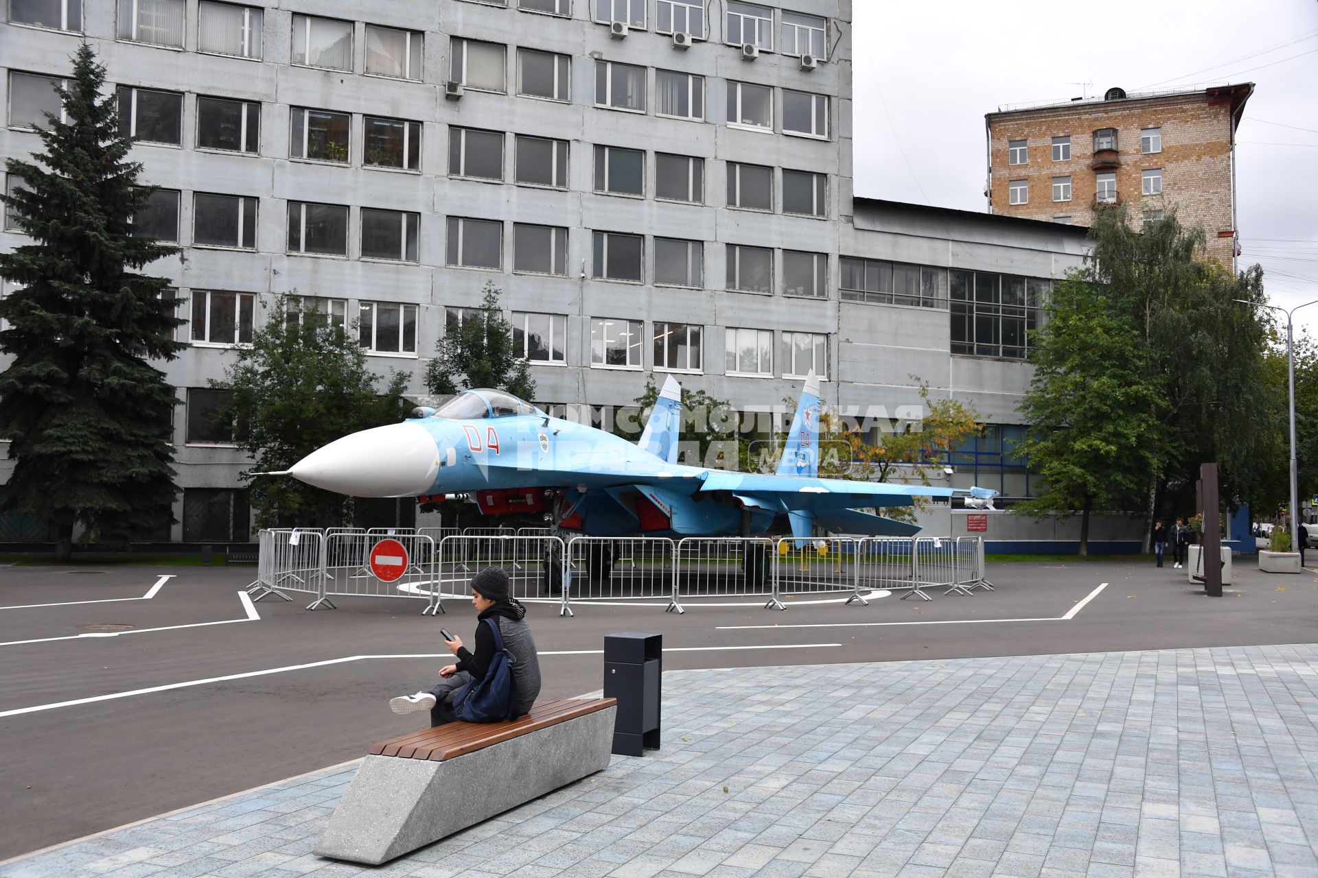 Москва. Самолет СУ-27СМ у здания ДК МАИ.