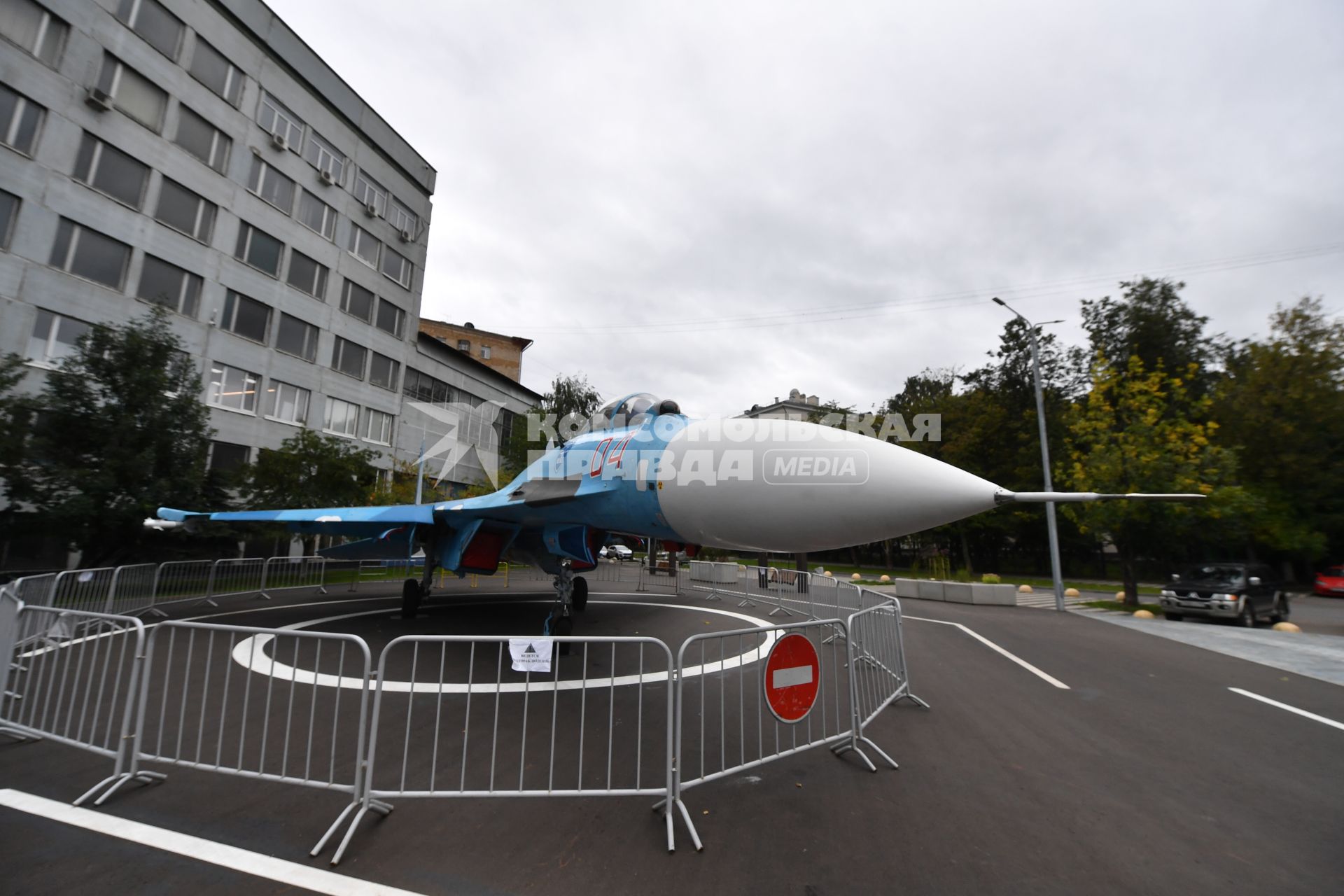 Москва. Самолет СУ-27СМ у здания ДК МАИ.