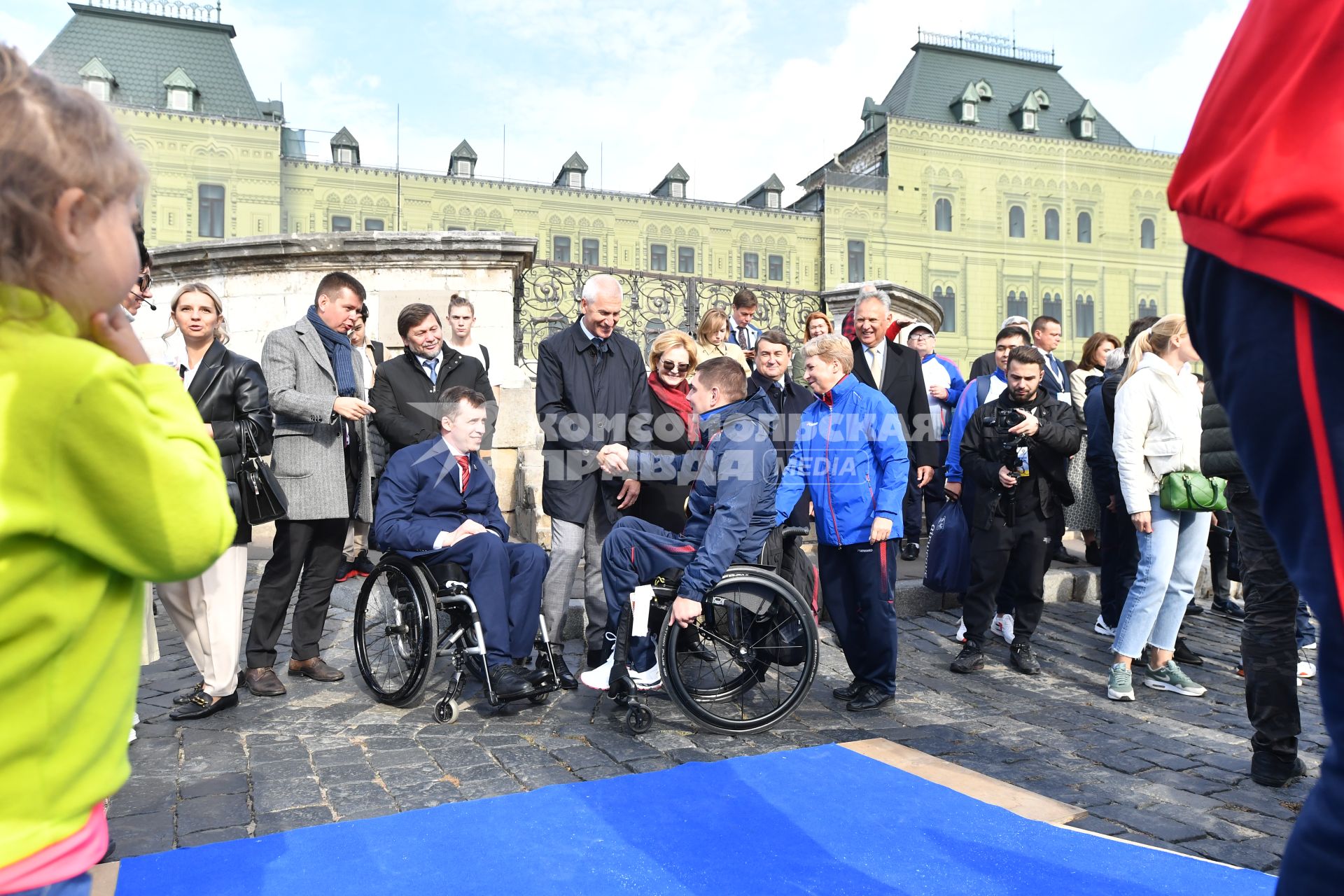 Москва. Министр спорта РФ Олег Матыцин ( в центре) во время церемонии чествования команды Паралимпийского комитета России по итогам участия в XVI Паралимпийских летних играх в Токио.