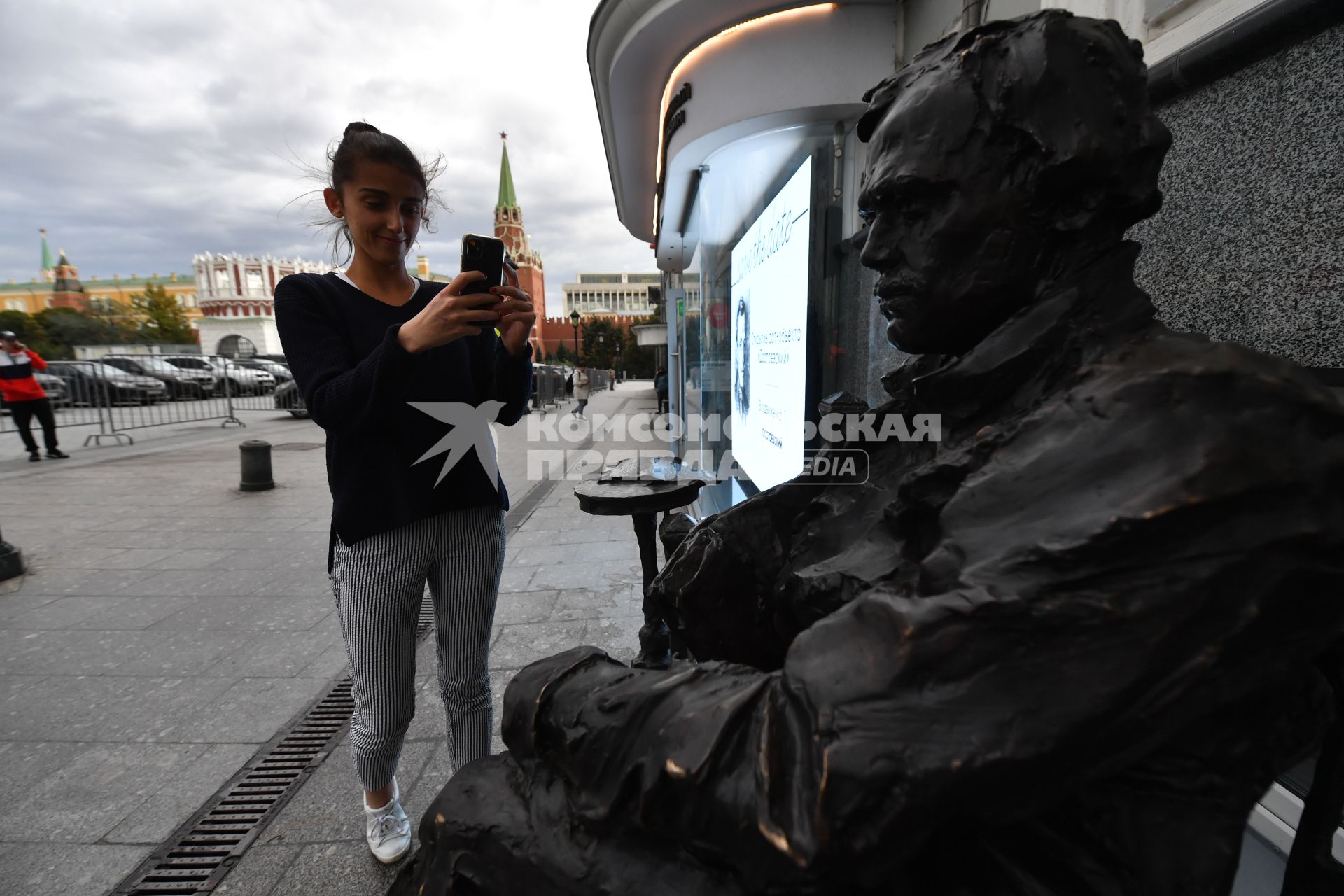 Москва. Церемония открытия памятника, посвященного 200-летию со дня рождения писателя Федора Достоевского, на улице Воздвиженка.