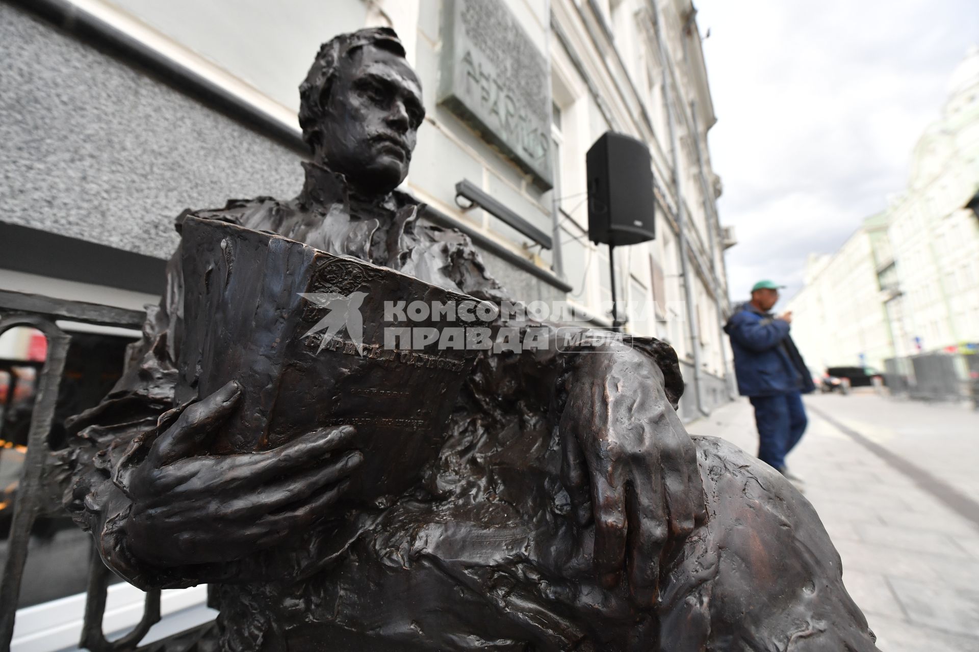 Москва. Церемония открытия памятника, посвященного 200-летию со дня рождения писателя Федора Достоевского, на улице Воздвиженка.