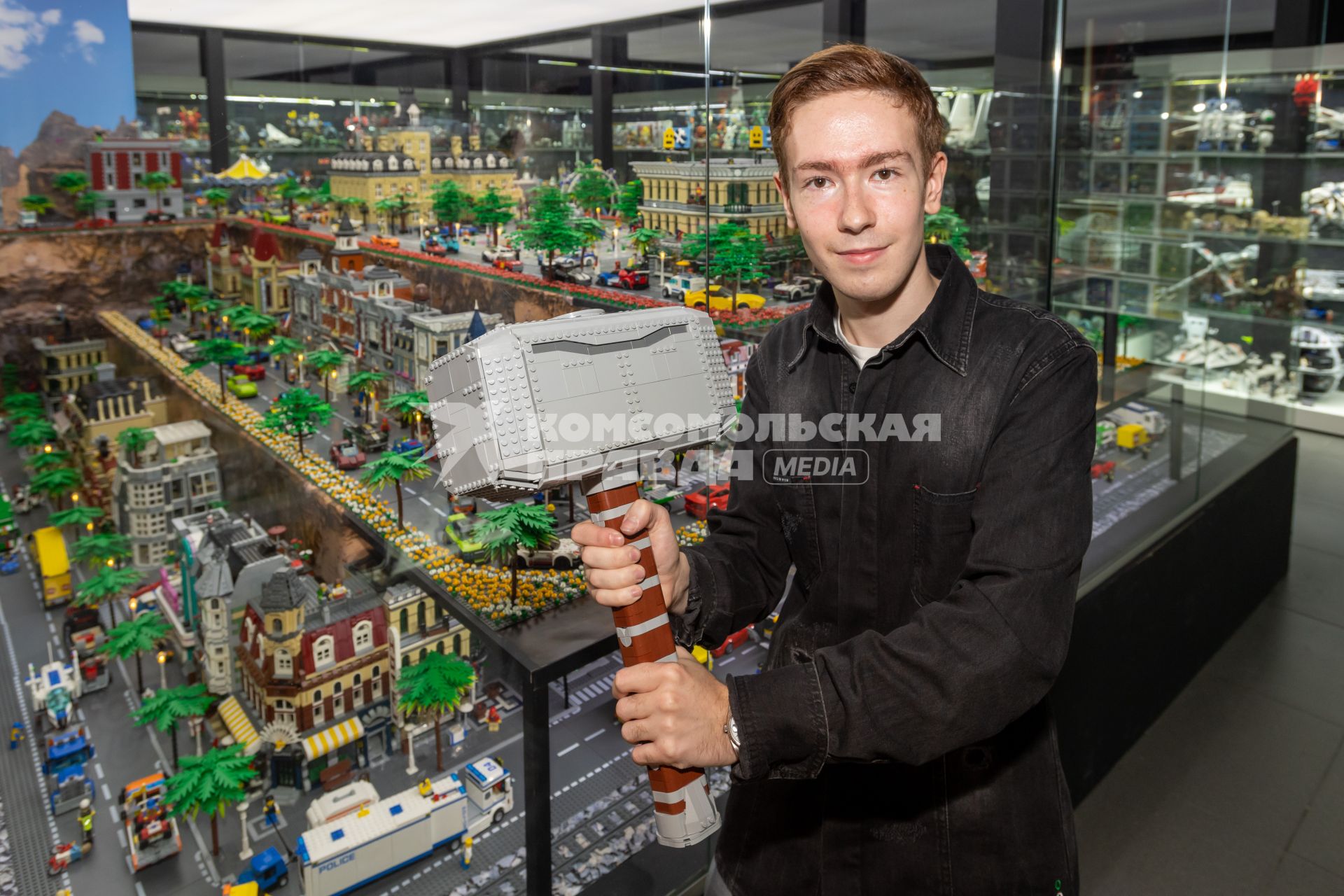 Москва. Основатель музея лего Brick Star в `Неглинной галерее` Даниил Соколов.
