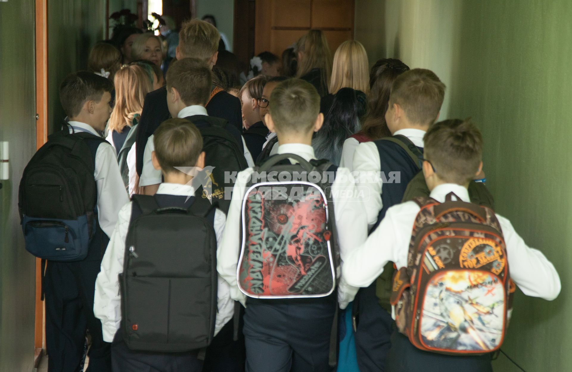 Пермь. Первое сентября. Ученики идут на занятия в школе.