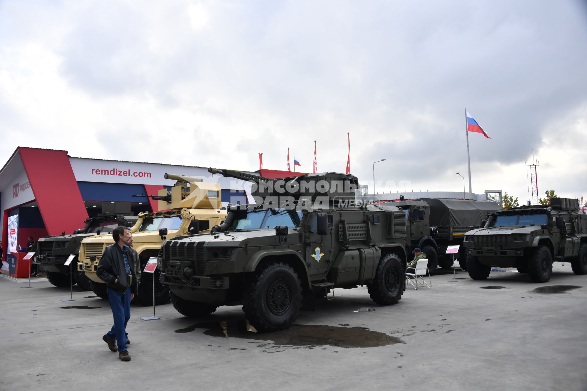 Московская область. Посетители на выставке   в военно-патриотическом парке `Патриот` во время закрытия Международного военно-технического форума `Армия-2021`.