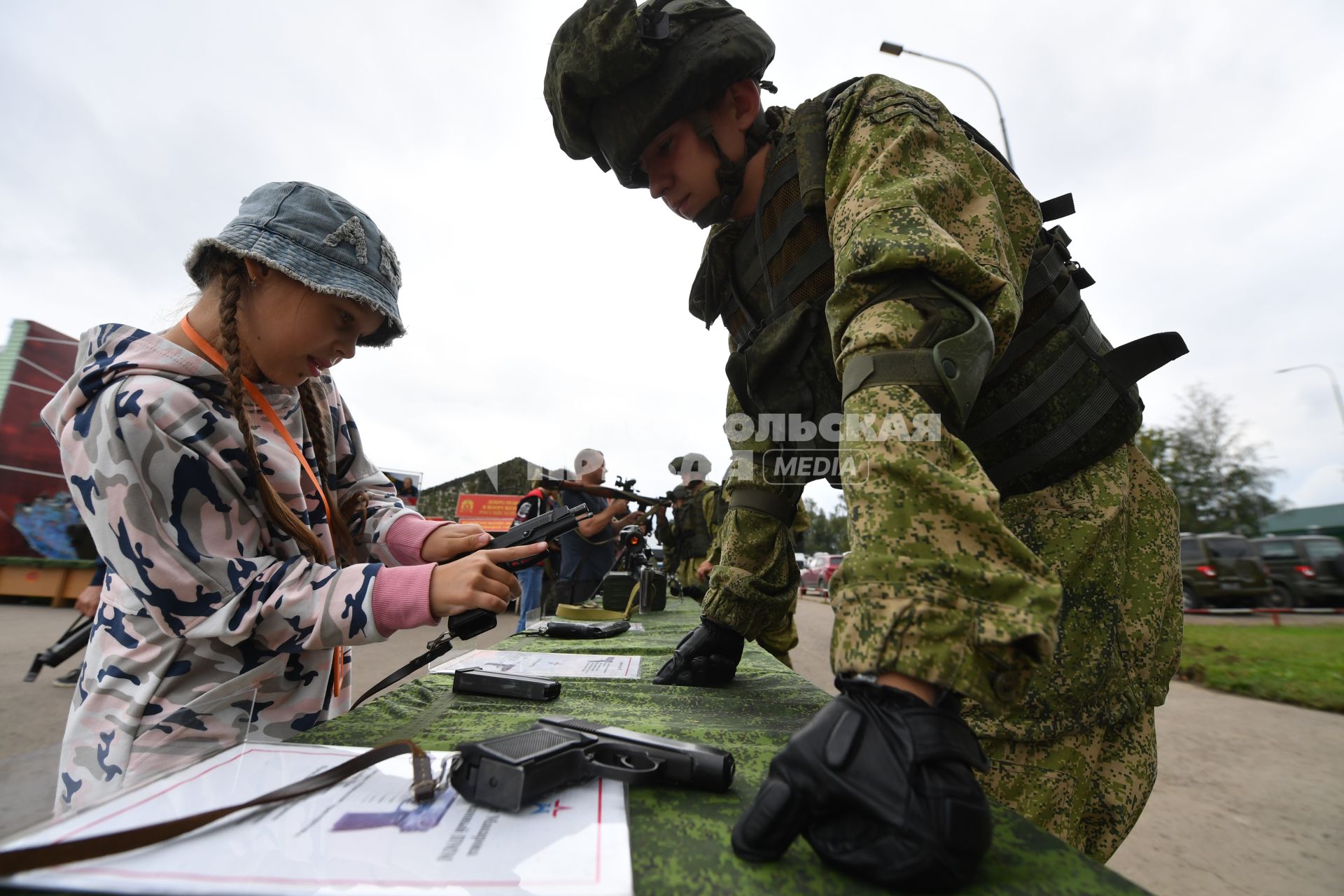 Московская область.  Посетители  в военно-патриотическом парке `Патриот` во время закрытия Международного военно-технического форума `Армия-2021`.