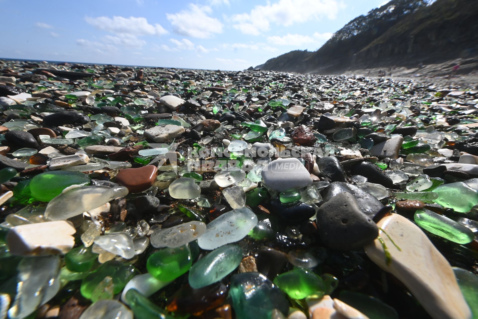 Владивосток.  Пляж с отшлифованными морем осколками стекла .