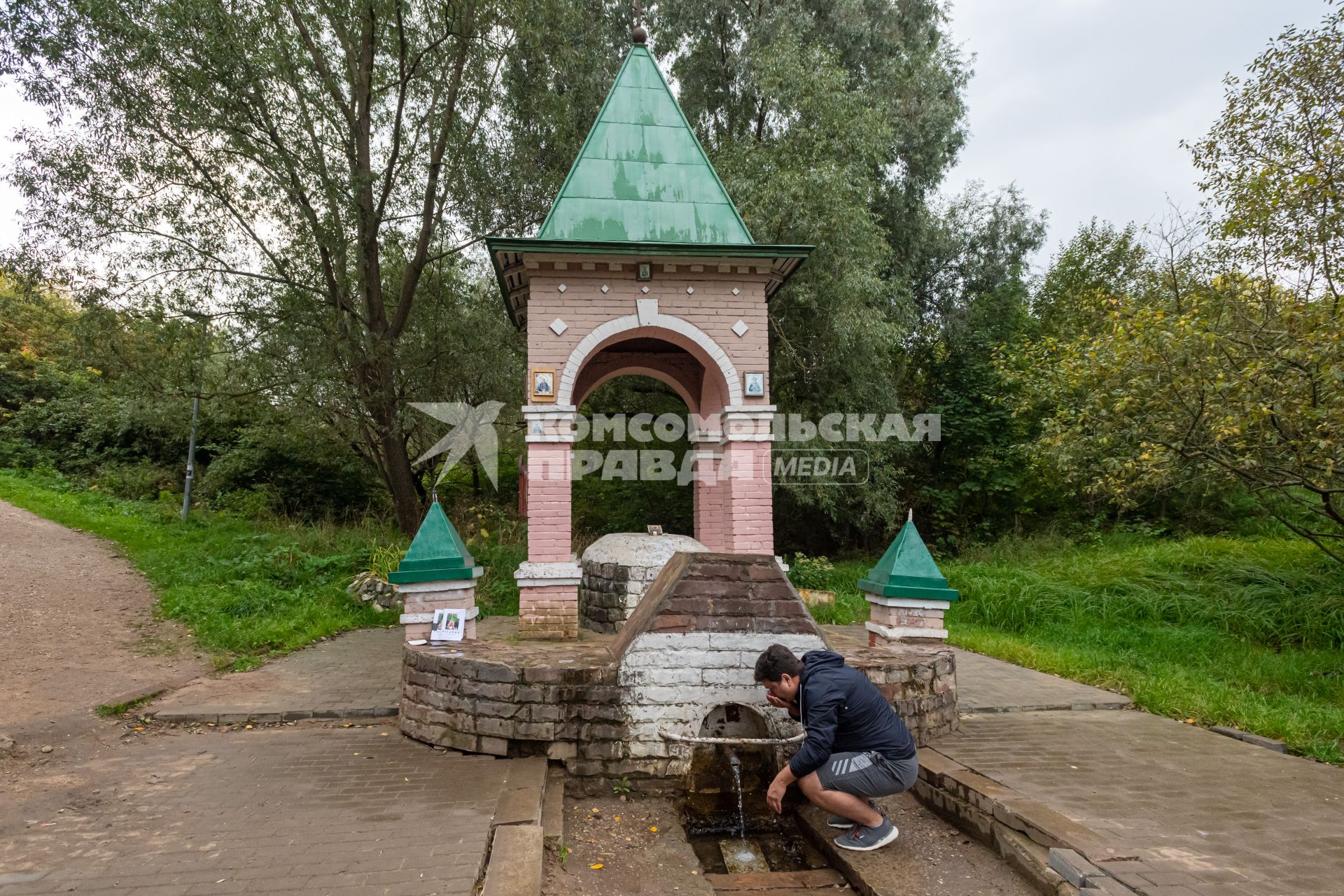 Москва.  Родник с часовней на экологической тропе   `У истоков рек`на территории ландшафтного заказника  Теплый Стан.