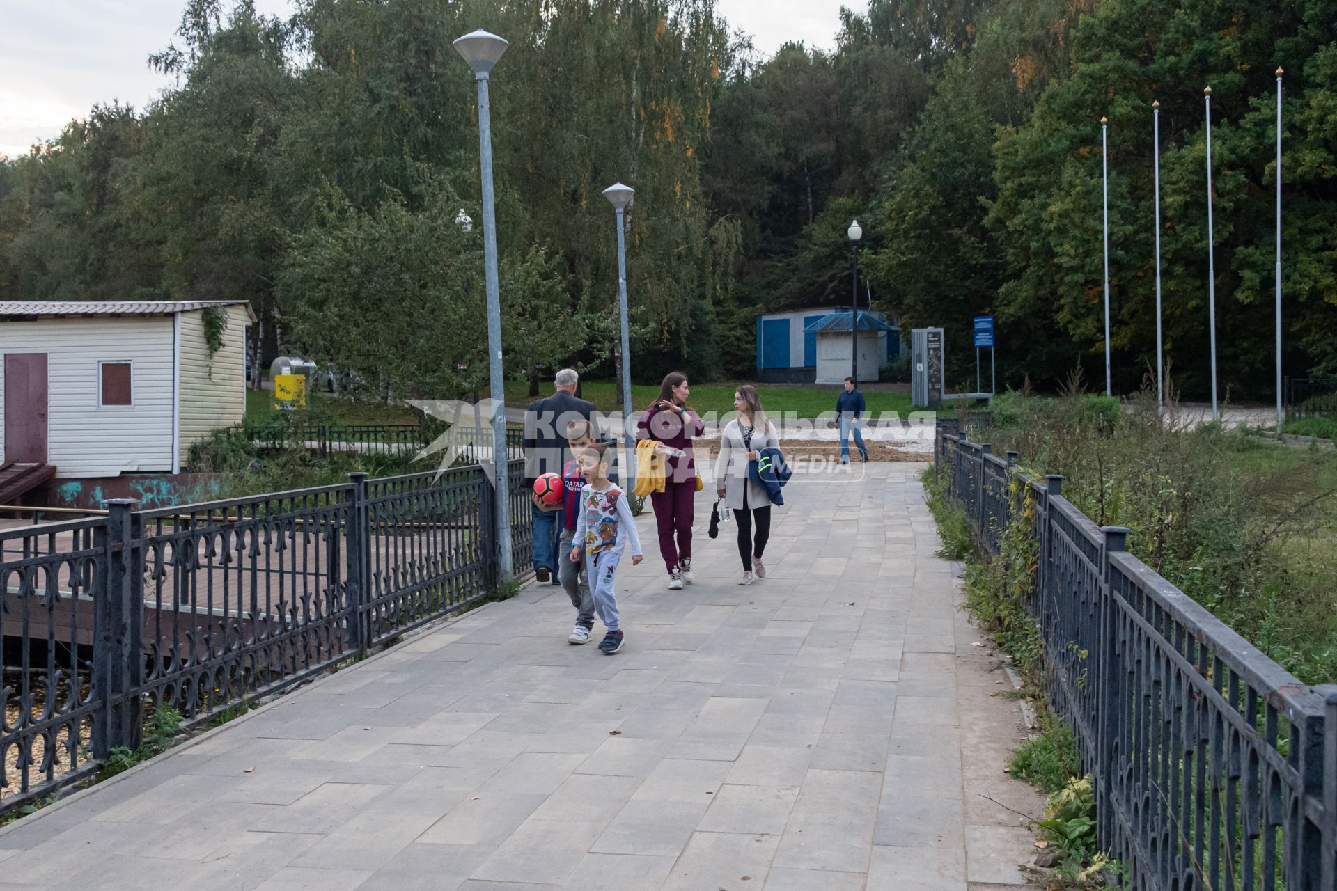 Москва.  Дети гуляют по экологической тропе  `У истоков рек`на территории ландшафтного заказника  Теплый Стан.