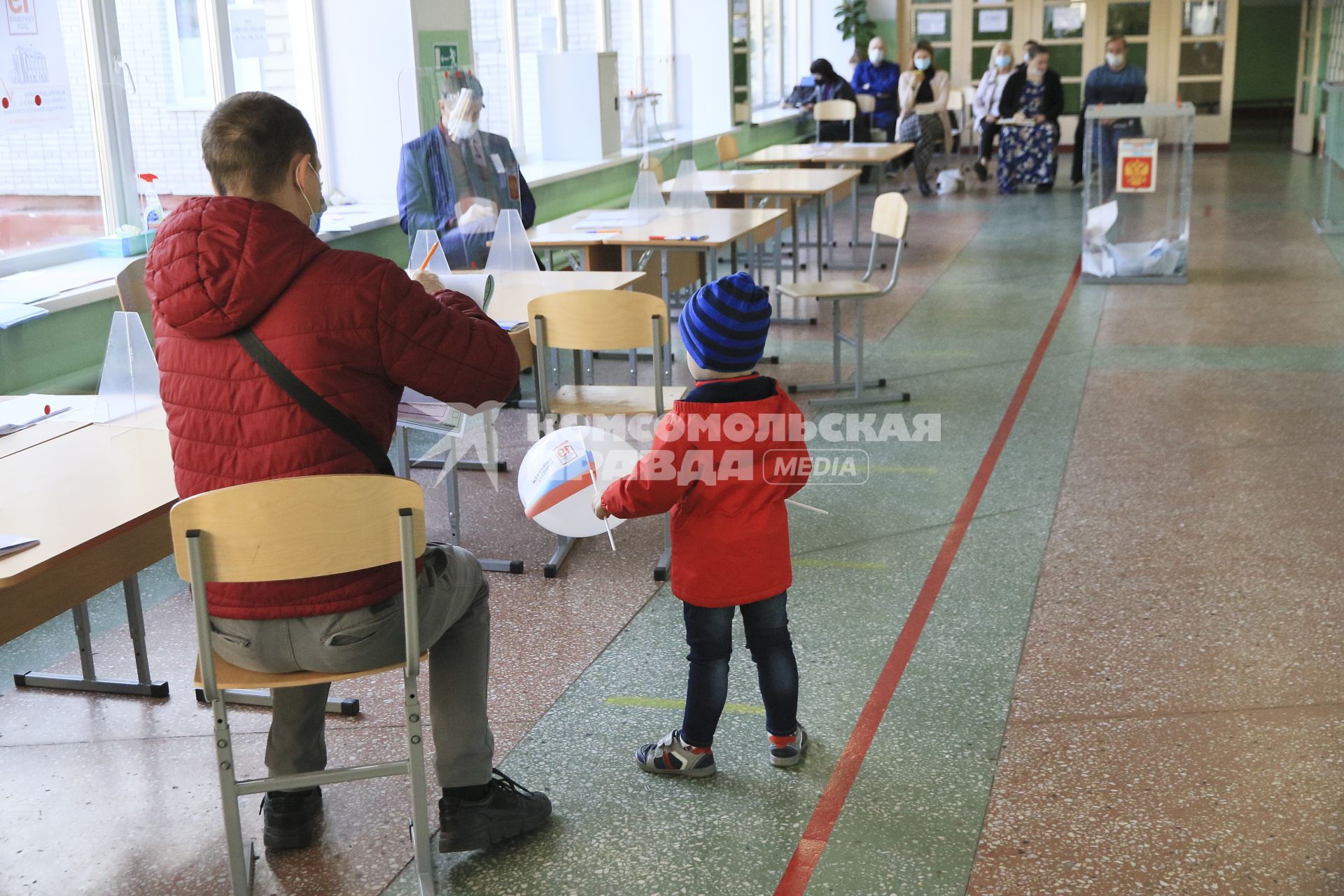 Барнаул. Голосование на выборах депутатов Государственной Думы. Избирательный участок.