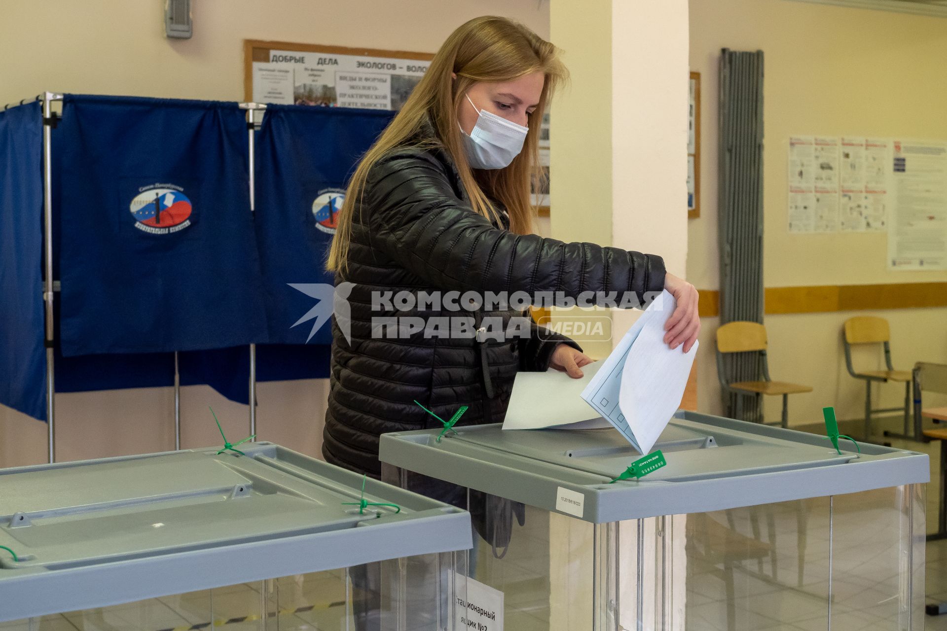 Санкт-Петербург. Голосование на выборах депутатов Государственной Думы. Избирательный участок.