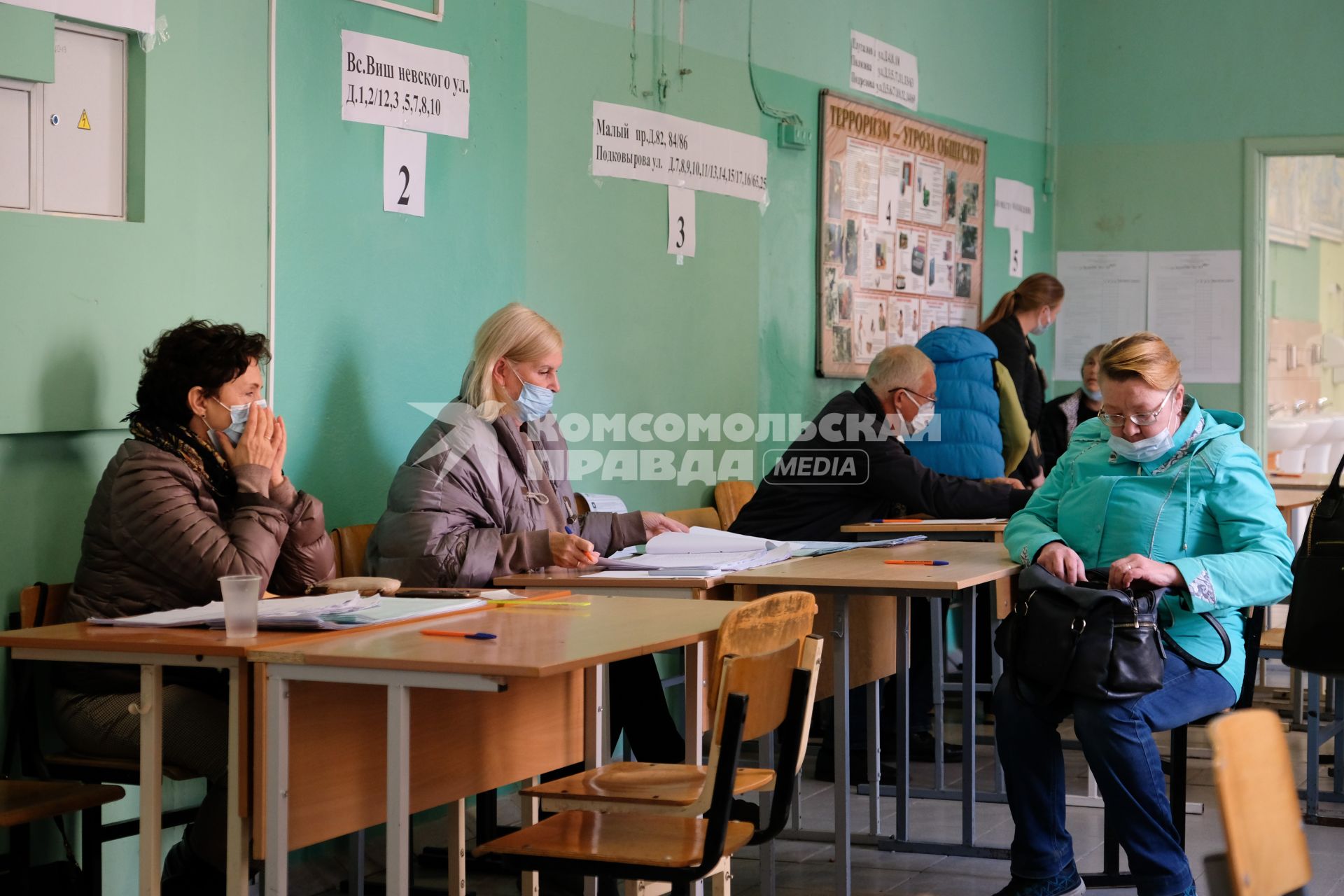 Санкт-Петербург. Голосование на выборах депутатов Государственной Думы. Избирательный участок.