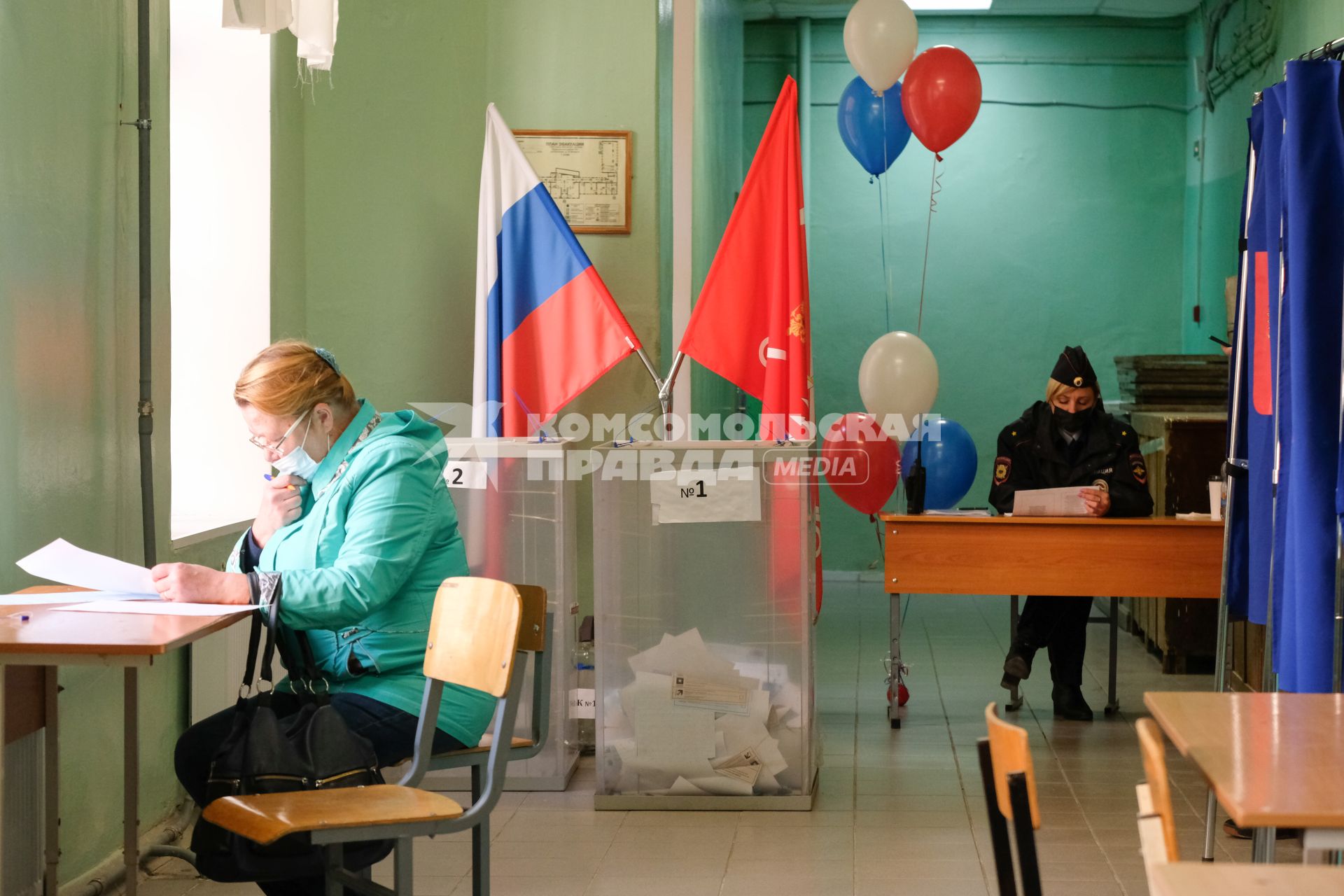 Санкт-Петербург. Голосование на выборах депутатов Государственной Думы. Избирательный участок.