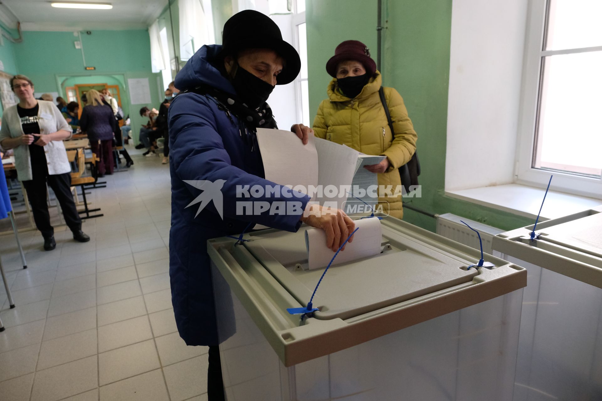 Санкт-Петербург. Голосование на выборах депутатов Государственной Думы. Избирательный участок.