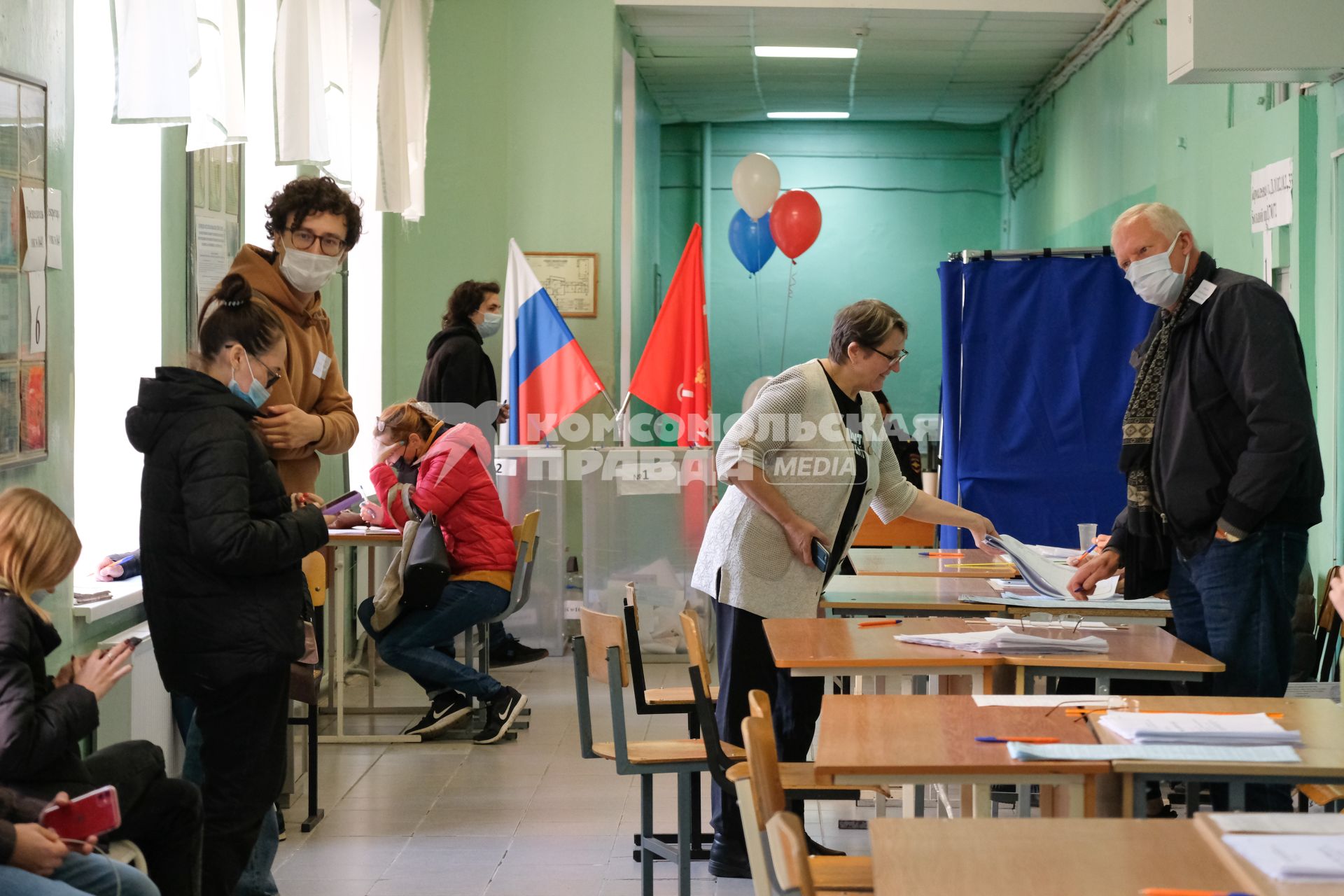 Санкт-Петербург. Голосование на выборах депутатов Государственной Думы. Избирательный участок.